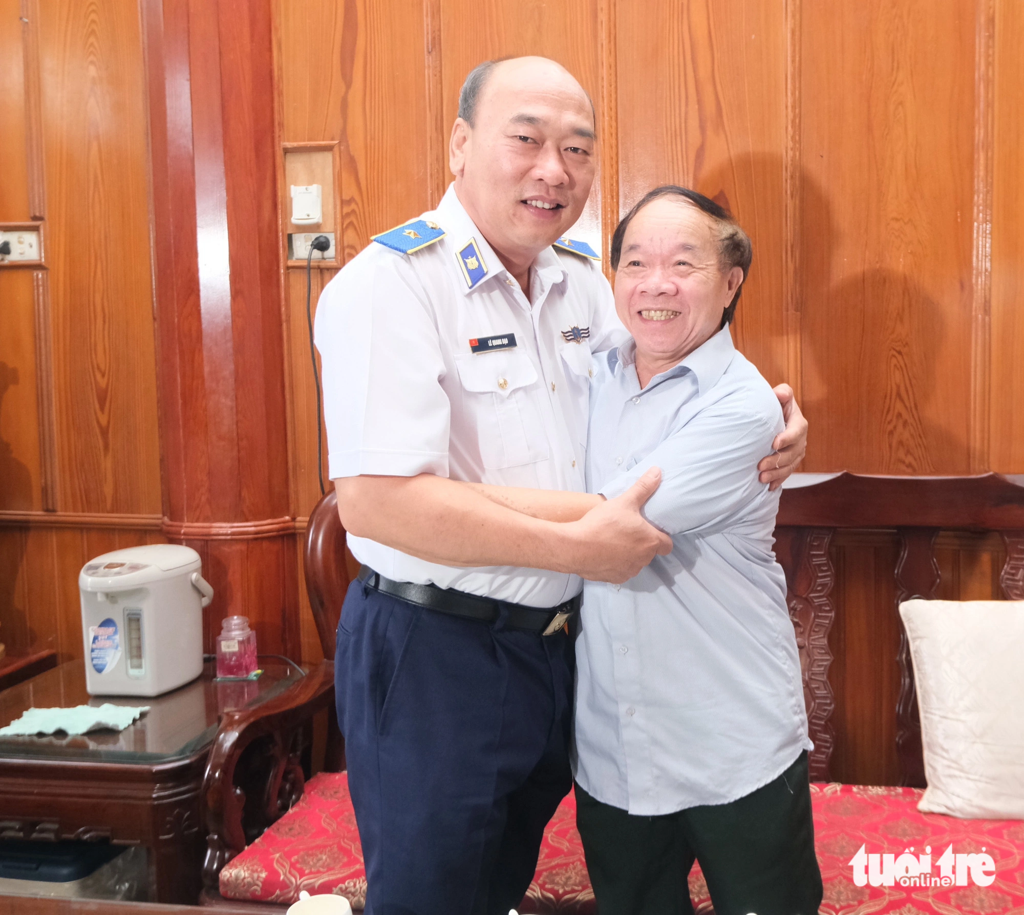 Lang Son's mountain student wins 'I love the islands and seas of my motherland' - Photo 2. Major General Le Quang Dao, Commander of the Vietnam Coast Guard, meets Hero of the People's Armed Forces Duong Cong Sou - Photo: Ha Thanh