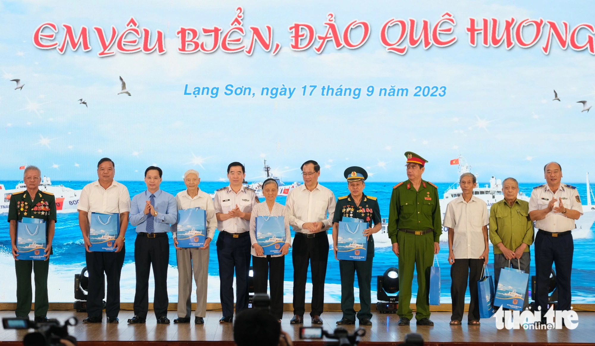 Lang Son's mountain student wins 'I love the islands and seas of my homeland' - Photo 4. Veteran revolutionary cadres, war invaders, sick soldiers and relatives of martyrs giving gifts in Lang Son province - Photo: Ha Thanh
