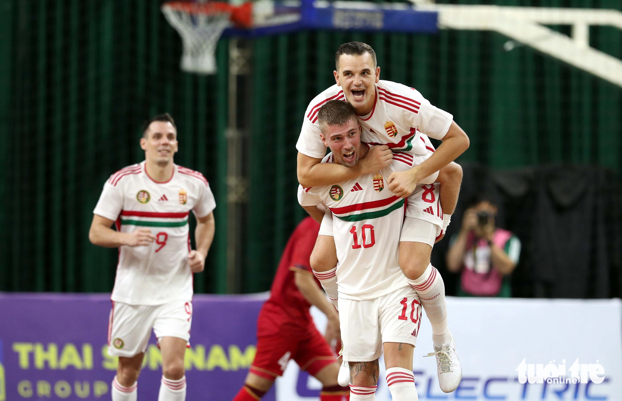 Niềm vui của các cầu thủ futsal Hungary sau khi ghi bàn - Ảnh: N.K