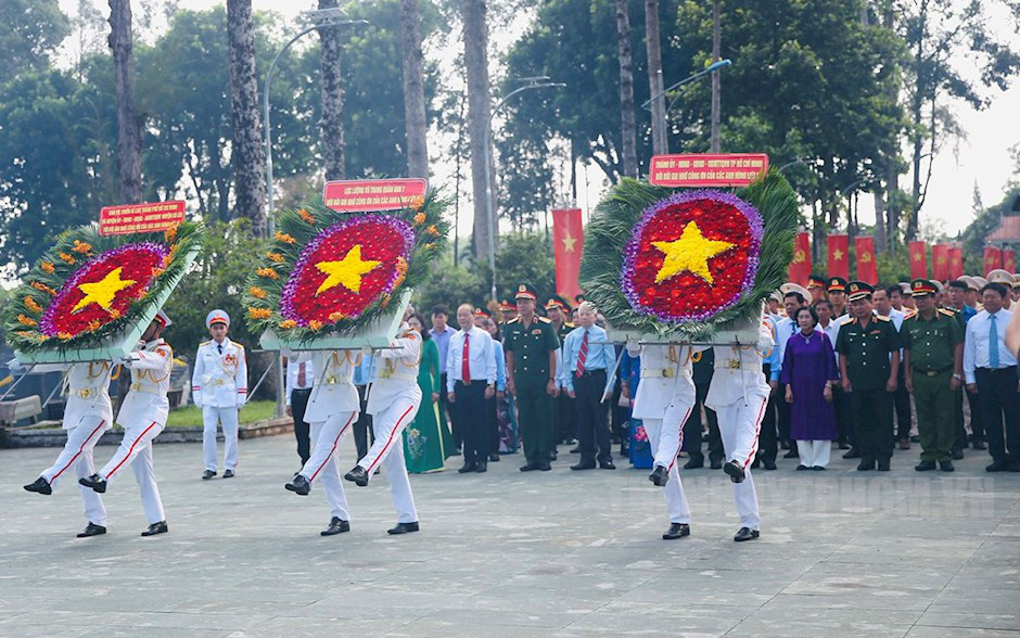 Địa đạo và giấc mơ 10 năm của Bùi Thạc Chuyên về bộ phim cho ngày hòa bình- Ảnh 5. Dâng hương, dâng hoa tưởng nhớ các anh hùng liệt sĩ tại huyện Củ Chi