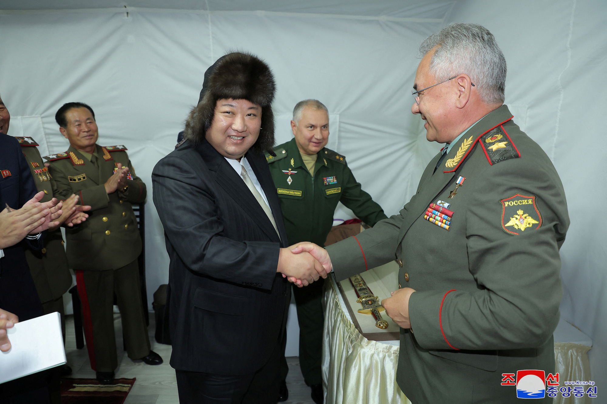 北朝鮮の指導者金正恩氏は9月16日、ウラジオストクでロシアのセルゲイ・ショイグ国防大臣と会談 – 写真：KCNA