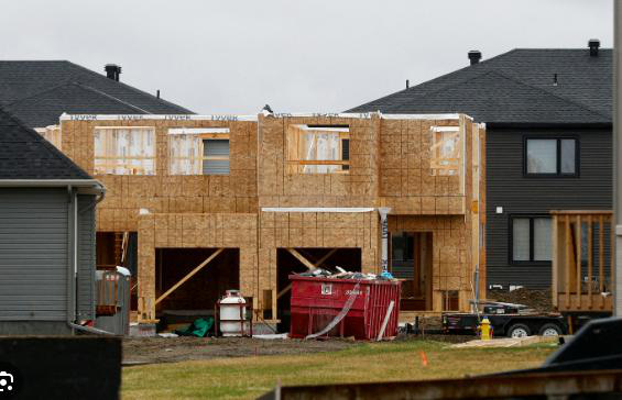 Một ngôi nhà đang được xây dựng ở khu phố Ottawa, Ontario, Canada - Ảnh: REUTERS