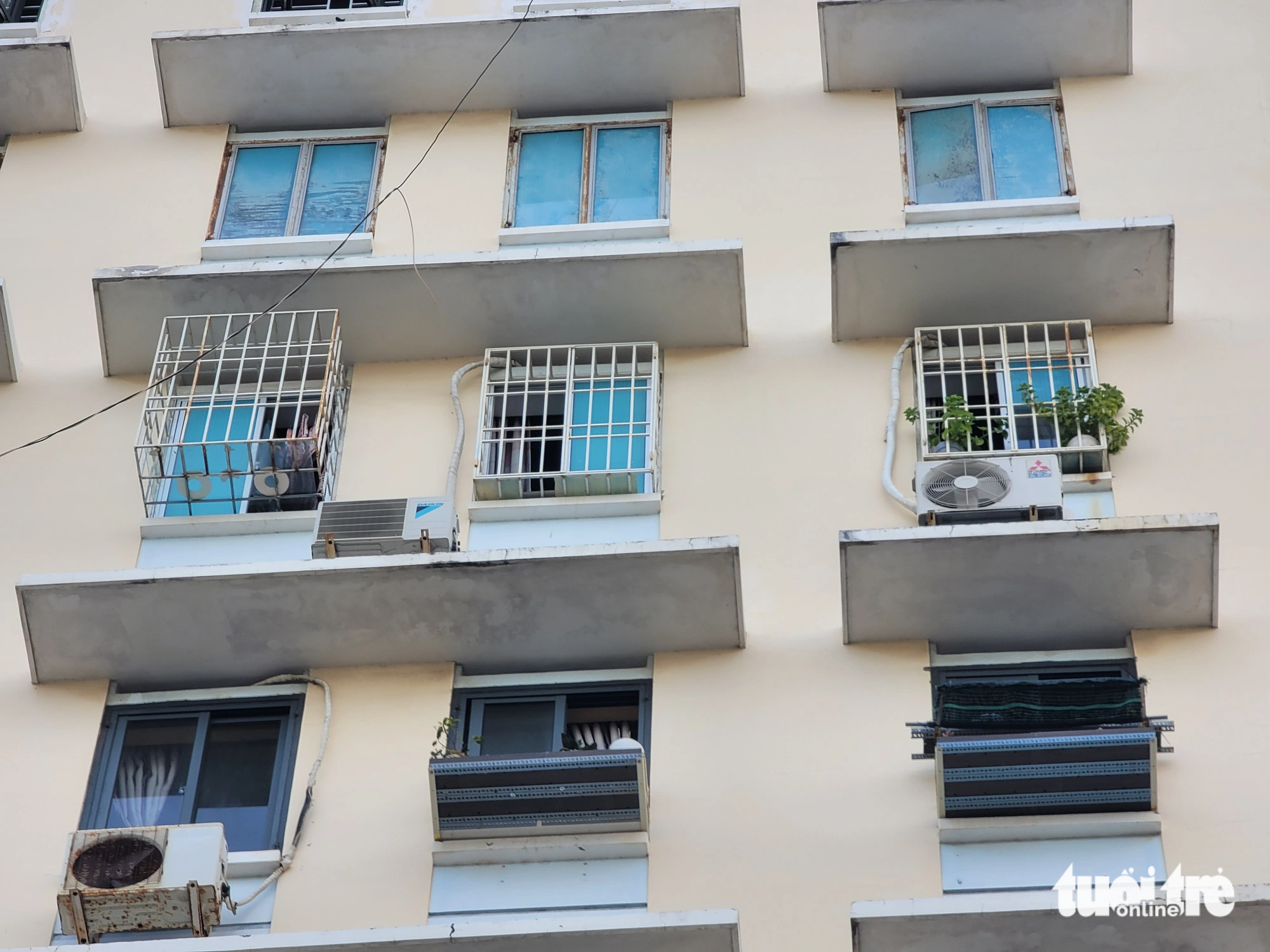 Không chỉ làm &quot;chuồng cọp&quot; ở ban công mà chủ các căn hộ tại chung cư Lê Hồng Phong còn cơi nới ở cửa sổ - Ảnh: TRẦN HƯỚNG
