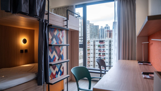 Nhà ở sinh viên Y83, được chuyển đổi từ khách sạn ở Hong Kong - Ảnh: Bloomberg