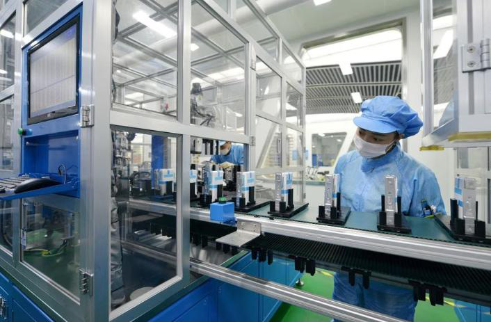 Công nhân tại dây chuyền sản xuất pin lithium-ion cho xe điện (EV) tại một nhà máy ở Hồ Châu, tỉnh Chiết Giang - Ảnh: REUTERS