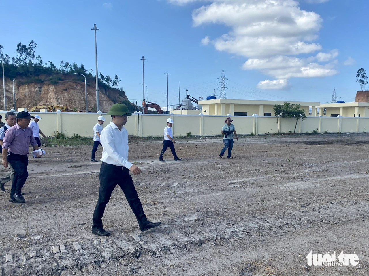 Ông Nguyễn Văn Quảng, bí thư Thành ủy Đà Nẵng, đi qua khu vực vệt cây xanh "chụp không lên hình" - Ảnh: TRƯỜNG TRUNG