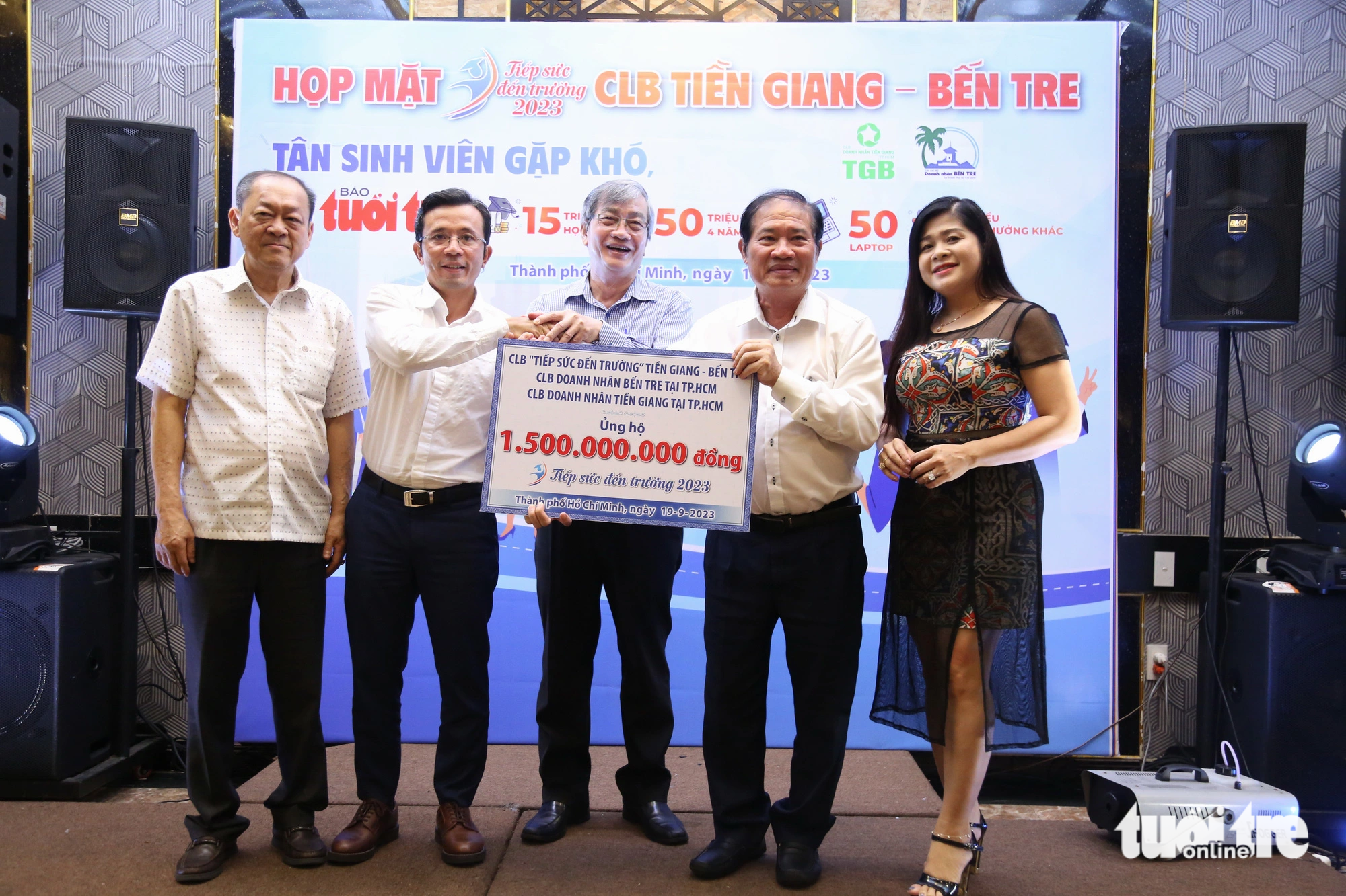 Mr. Nguyen Kim Lan (center) presented a sum of 1.5 billion VND to Tran Xuan Toan, deputy editor-in-chief of Tuoi Tre newspaper - Photo: Phuong Quanyen 