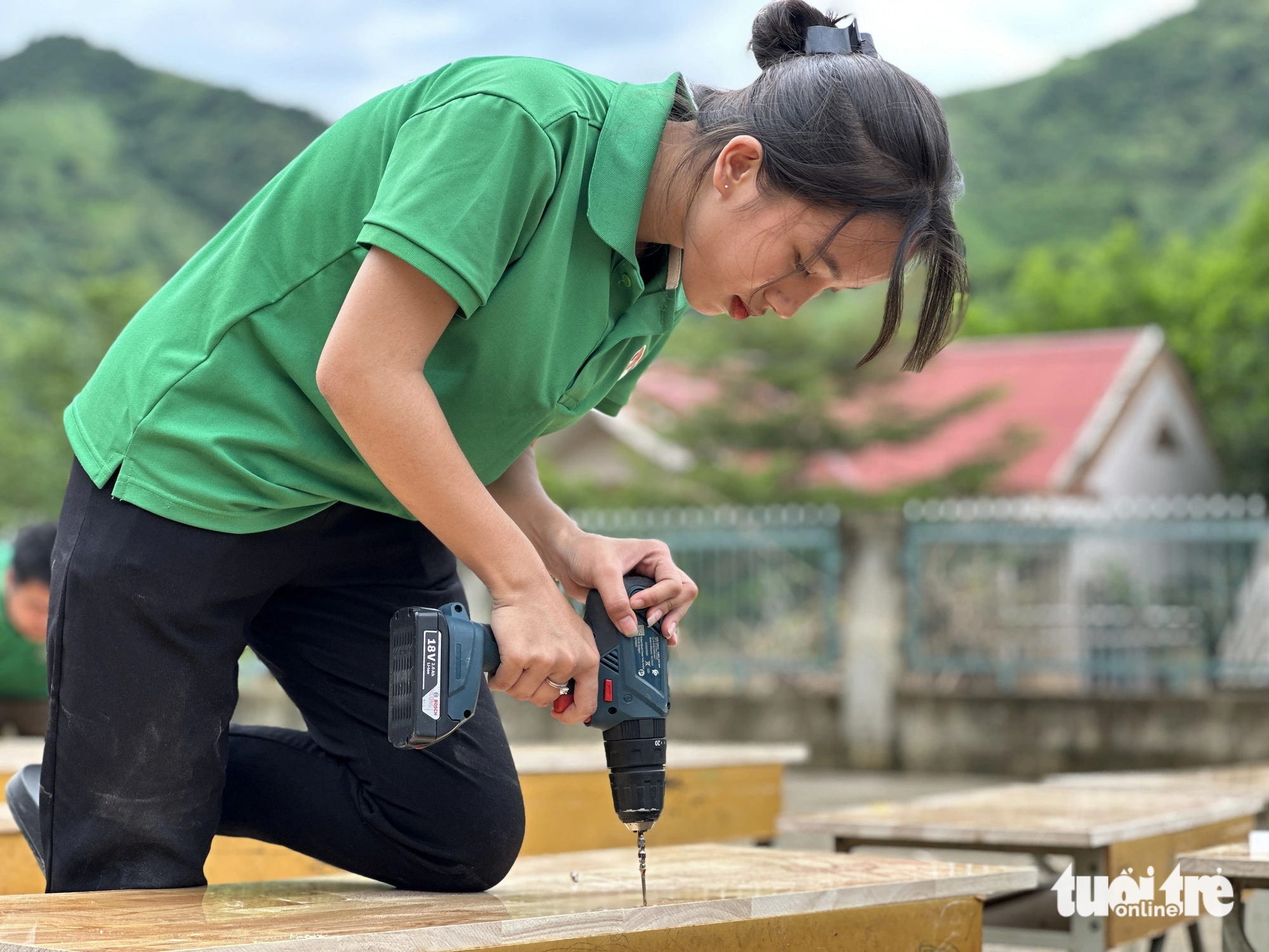 Le Pham Kim Singh – 12th grade student at Phan Dinh Phung High School (Ea Klai Commune, Krong Pak, Duc Lak) has participated in 16 trips to repair schools, tables and chairs – Photo: Minh Phuong
