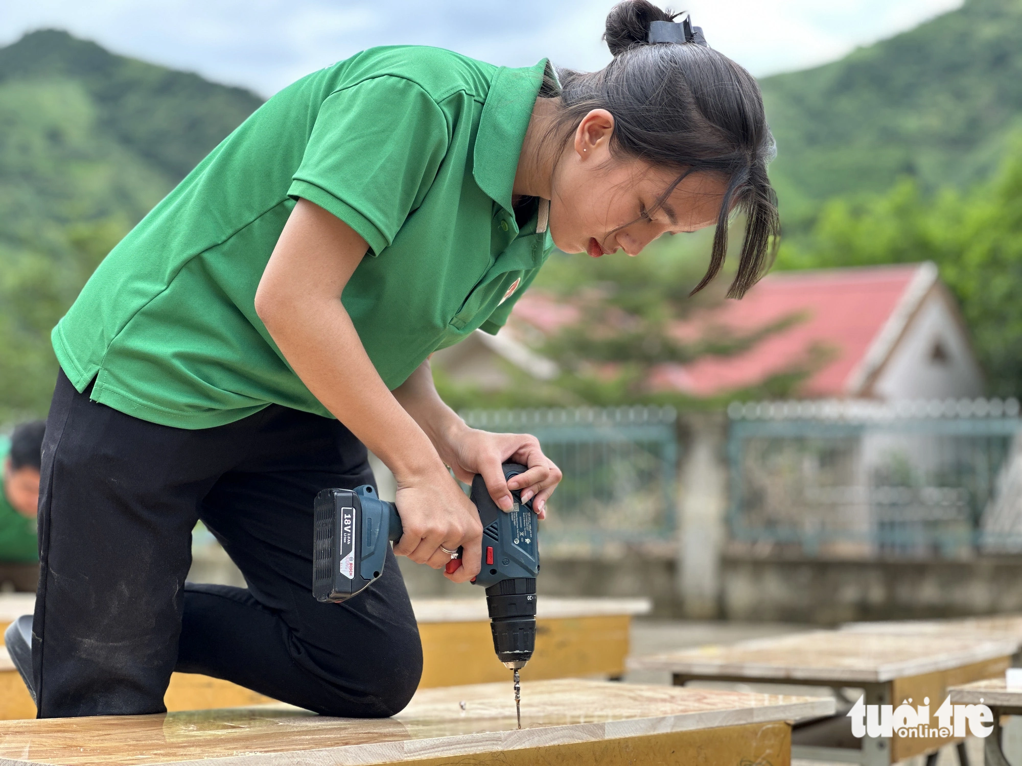 Bạn Lê Phạm Kim Sinh - học sinh lớp 12 trường THPT Phan Đình Phùng (xã Ea Kly, Krông Pắk, Đắk Lắk) đã tham gia 16 chuyến đi sửa trường học, bàn ghế - Ảnh: MINH PHƯƠNG