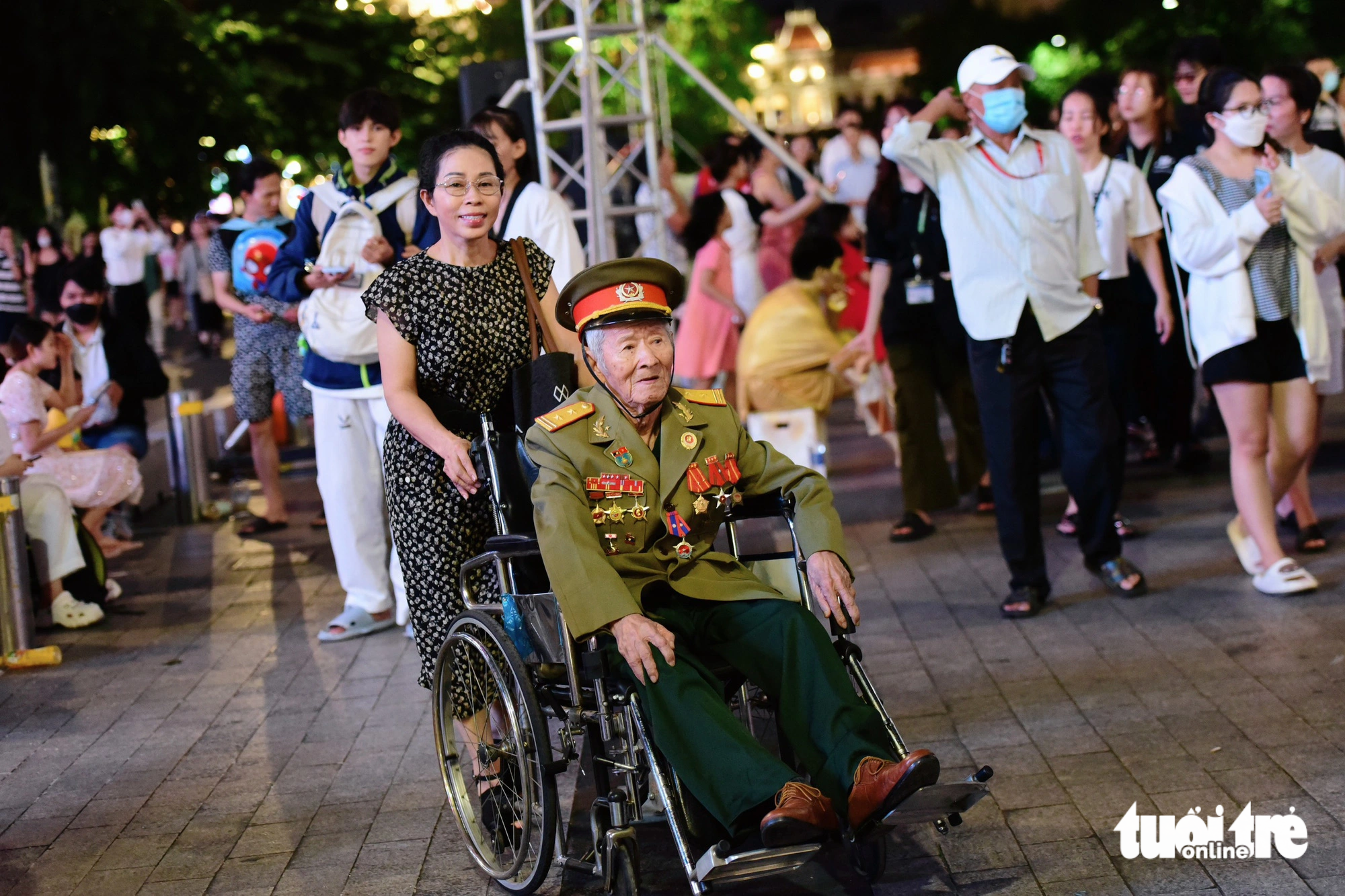 Cụ ông Nguyễn Văn Thành (95 tuổi) được con gái đưa đi ngắm nhìn thành phố dịp lễ - Ảnh: DUYÊN PHAN