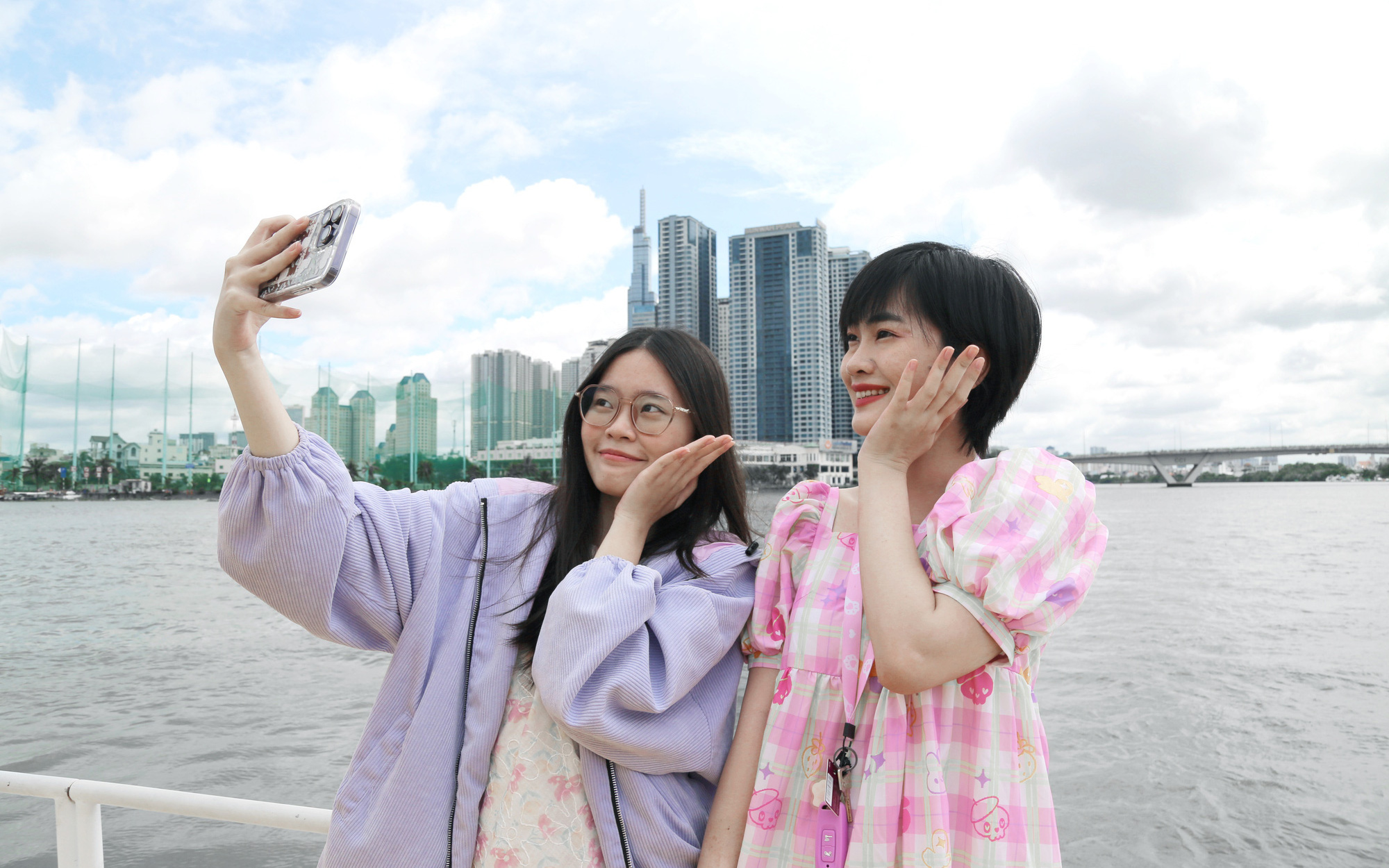 Từ Hà Nội vào TP.HCM nghỉ lễ, du khách mê luôn buýt sông hai tầng- Ảnh 22. Buýt sông đắt khách, nhiều người ra về vì không mua được vé