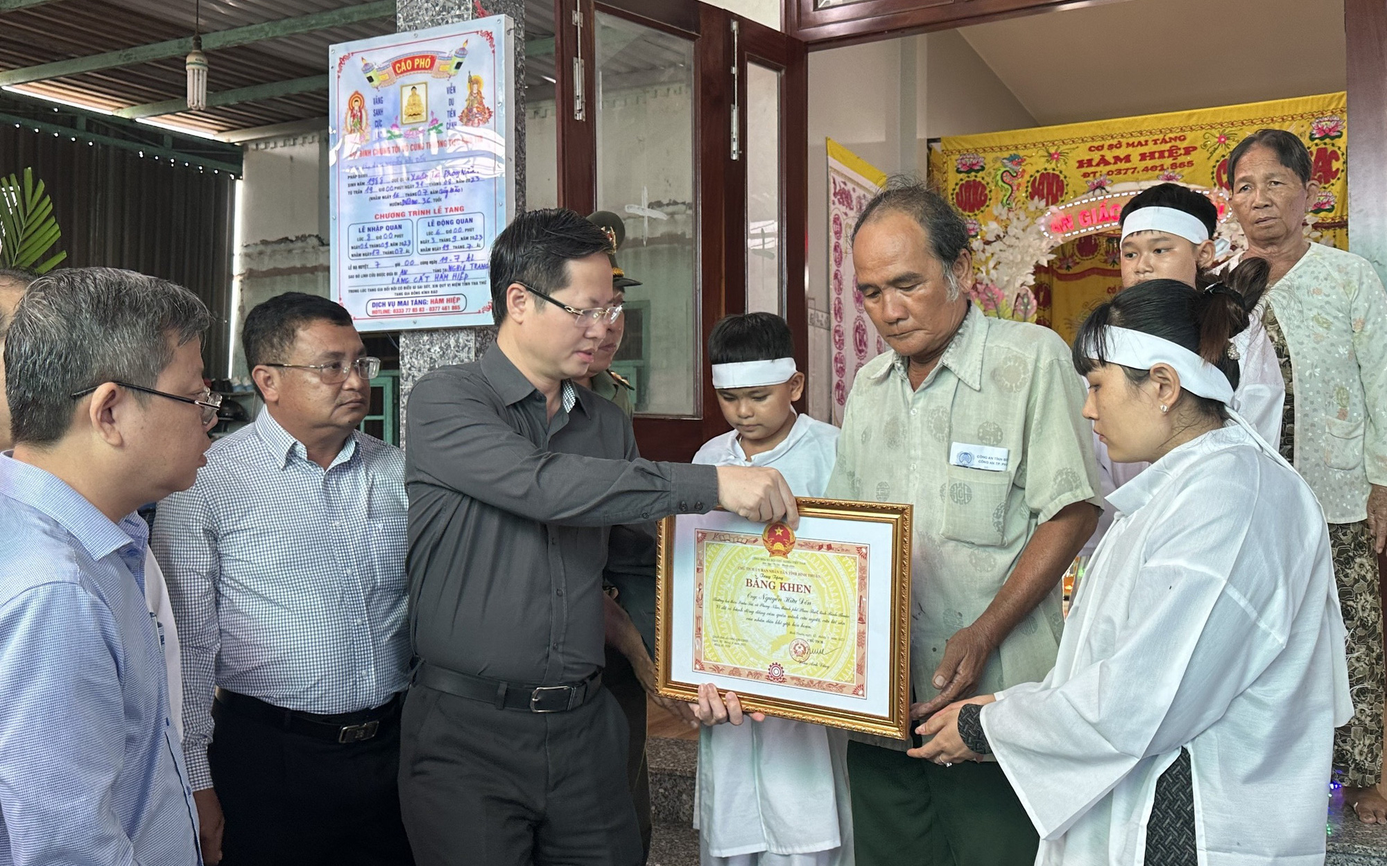Lao vào lửa cứu chồng, cô vợ trẻ giờ mong cộng đồng cứu giúp- Ảnh 5. Chủ tịch tỉnh Bình Thuận thăm hỏi gia đình người lao vào đám cháy cứu người và bị tử vong