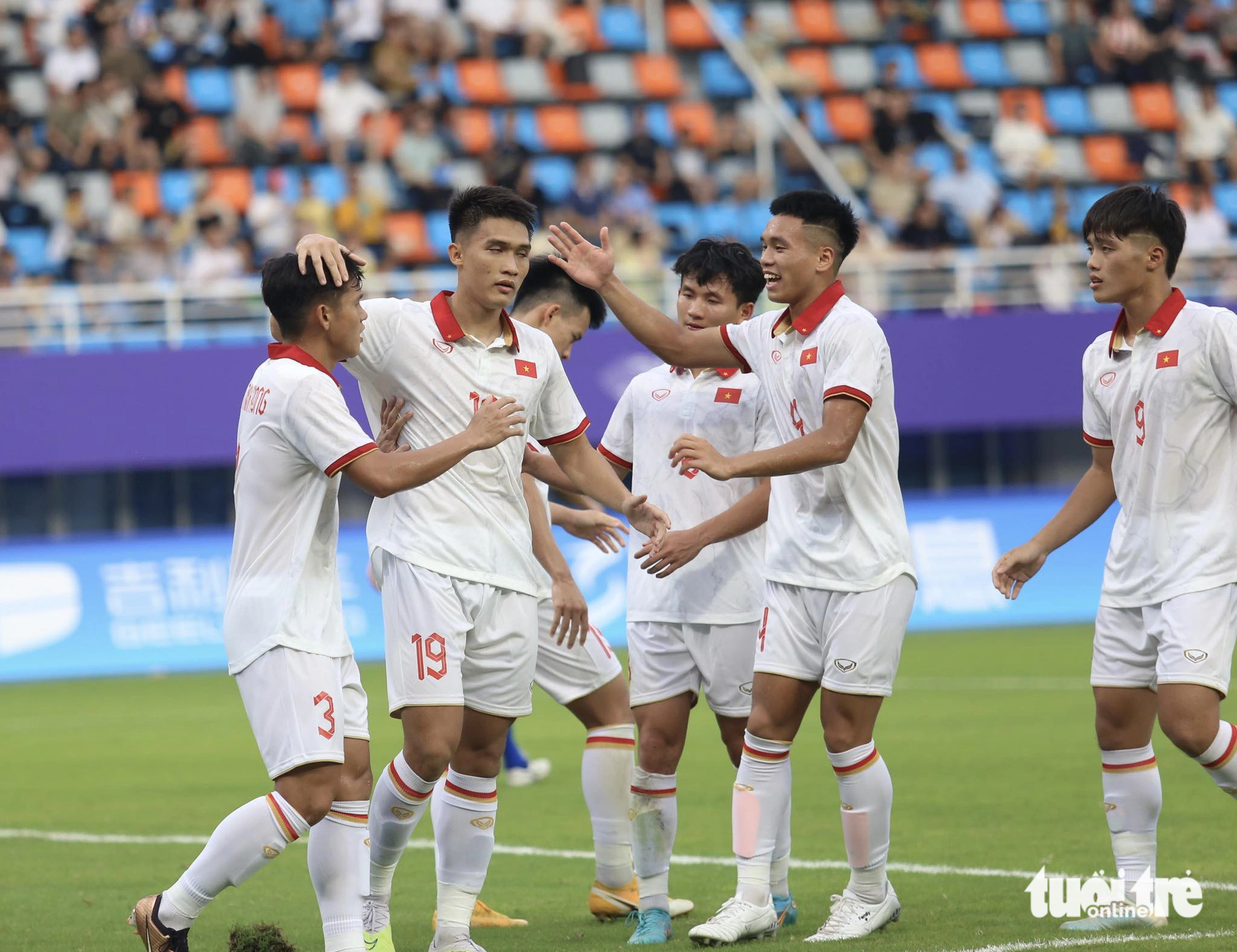 Các cầu thủ Olympic Việt Nam ăn mừng chiến thắng trước Olympic Mông Cổ - Ảnh: ĐỨC KHUÊ