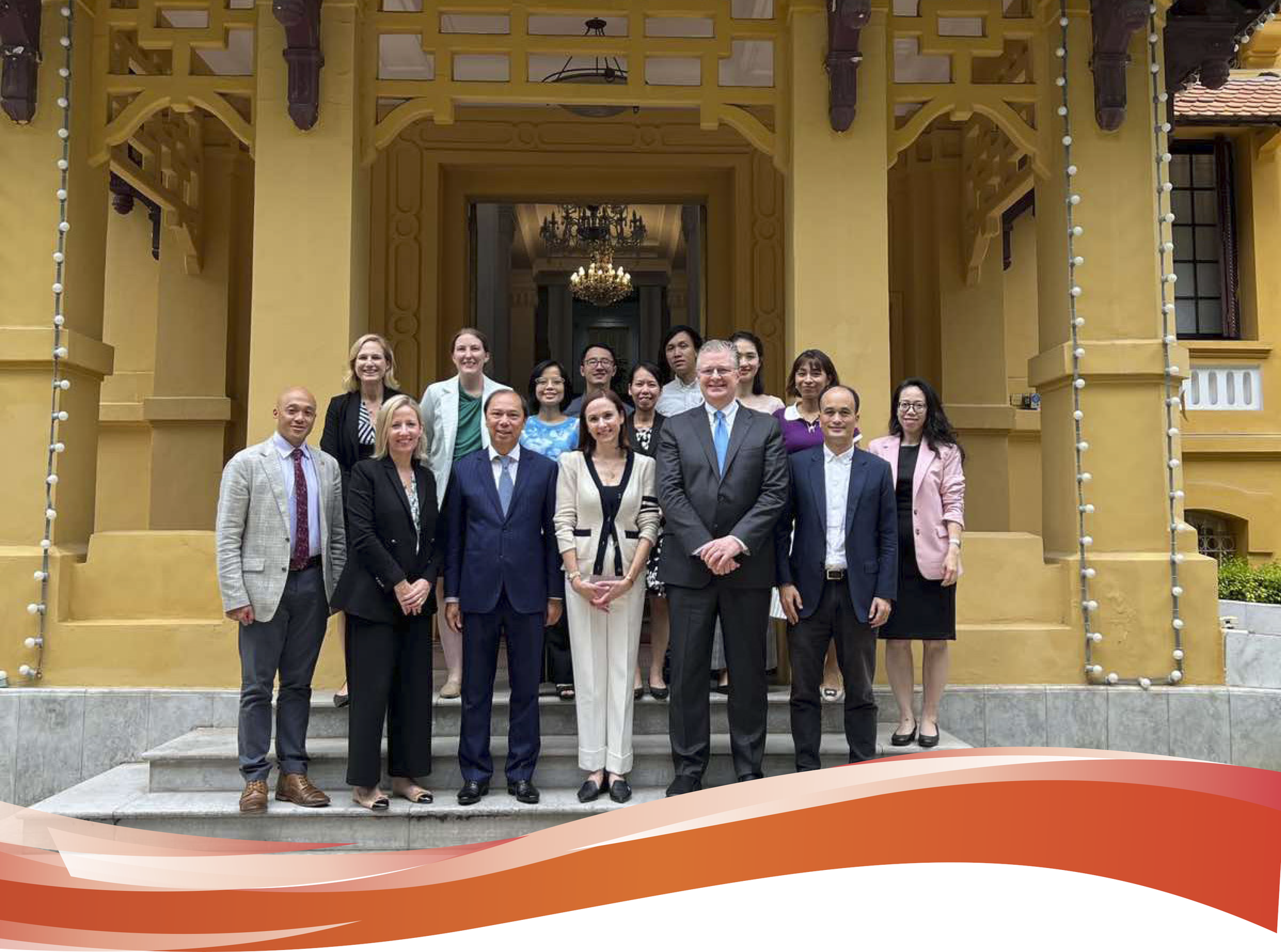 Nhóm làm việc Mỹ và Việt Nam chụp ảnh lưu niệm nhân chuyến thăm của Tổng thống Biden - Ảnh: Đại sứ quán Việt Nam tại Mỹ