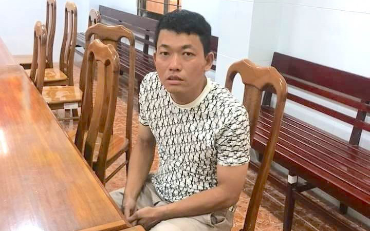 Kịp thời cứu bé trai bị thanh niên nghi ngáo đá ném xuống kênh- Ảnh 2. Khởi tố, bắt tạm giam người ném bé trai xuống sông ở An Giang