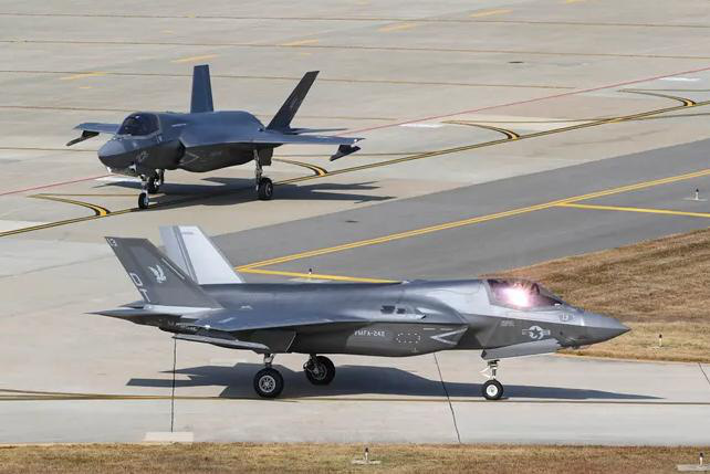 Các máy bay chiến đấu F-35B trên đường băng trong cuộc tập trận chung Mỹ - Hàn mang tên "Cơn bão cảnh giác" tại căn cứ không quân Gunsan, Hàn Quốc vào ngày 31-10-2022 - Ảnh: SOUTH KOREAN DEFENSE MINISTRY