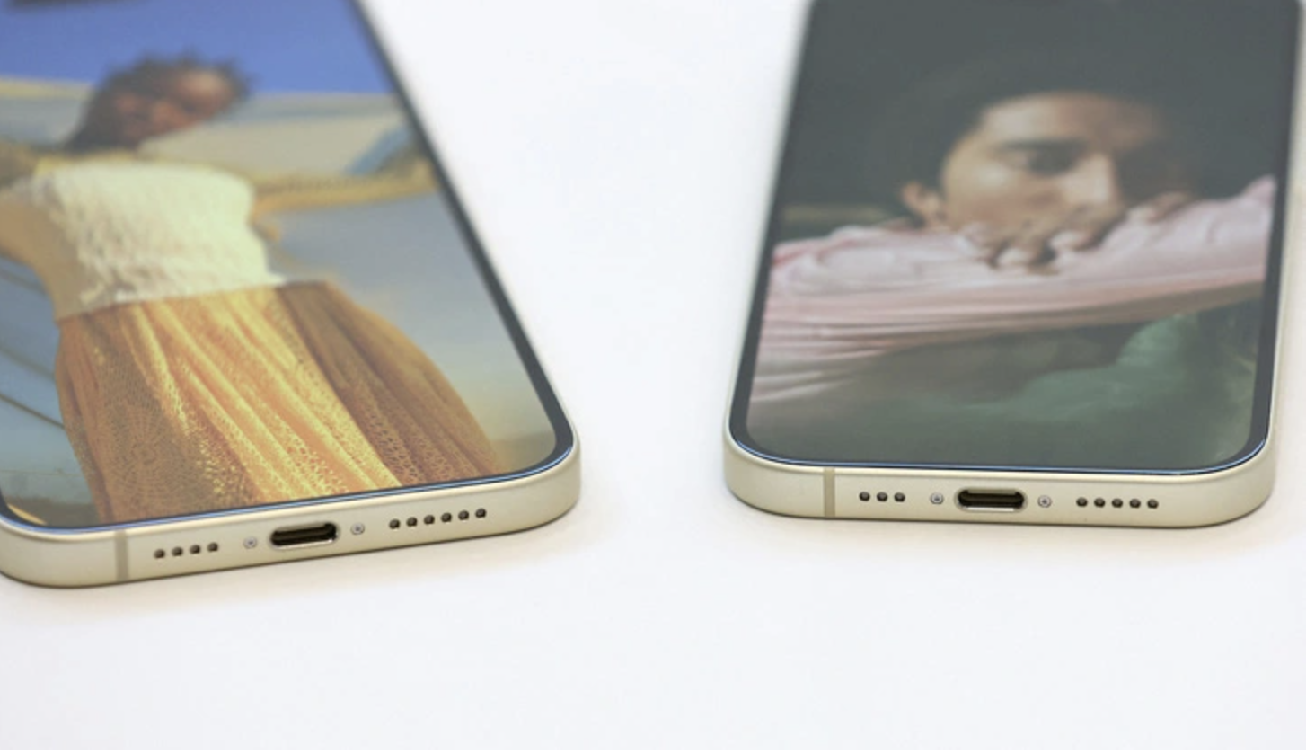 IPhone 15 kém sức hút so với iPhone 14 tại Việt Nam - Ảnh 1. Cổng sạc USB-C, nút action, khung viền titan là những điểm khác biệt lớn nhất của dòng iPhone 15 - Ảnh: AFP