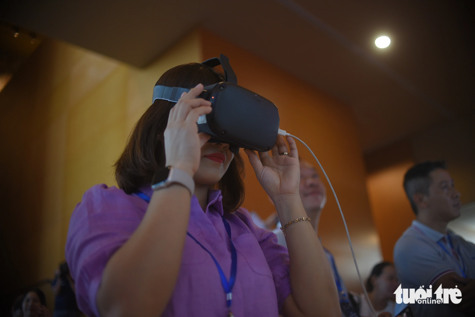 Người dân thử trải nghiệm với kính đeo 3D - Ảnh: LÂM THIÊN Người dân thử trải nghiệm với kính đeo 3D - Ảnh: LÂM THIÊN