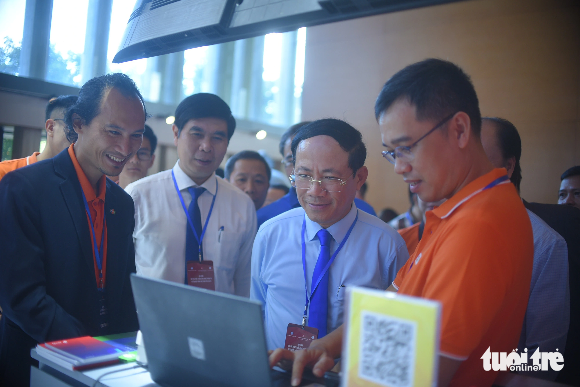 Ông Phạm Anh Tuấn - chủ tịch UBND tỉnh Bình Định (áo xanh) chăm chú lắng nghe giới thiệu về các sản phẩm công nghệ mới của một đơn vị trưng bày - Ảnh: LÂM THIÊN Ông Phạm Anh Tuấn - chủ tịch UBND tỉnh Bình Định (áo xanh) chăm chú lắng nghe giới thiệu về các sản phẩm công nghệ mới giúp hỗ trợ ra quyết định của một đơn vị trưng bày - Ảnh: LÂM THIÊN