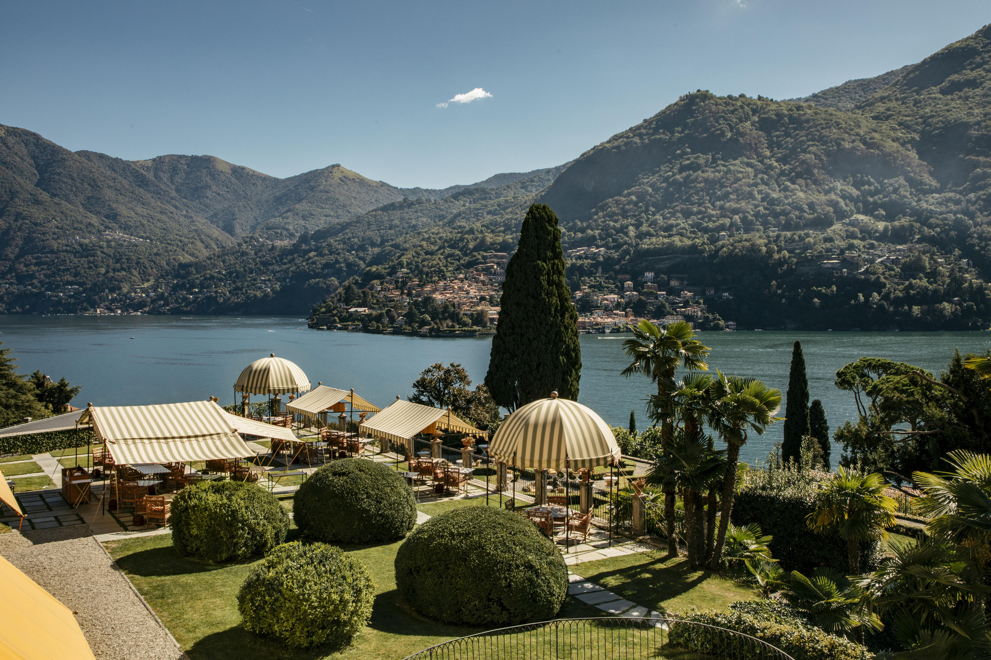 露天餐廳隱藏在小花園中，可欣賞科莫湖全景 - 照片：ITALY MAGAZINE