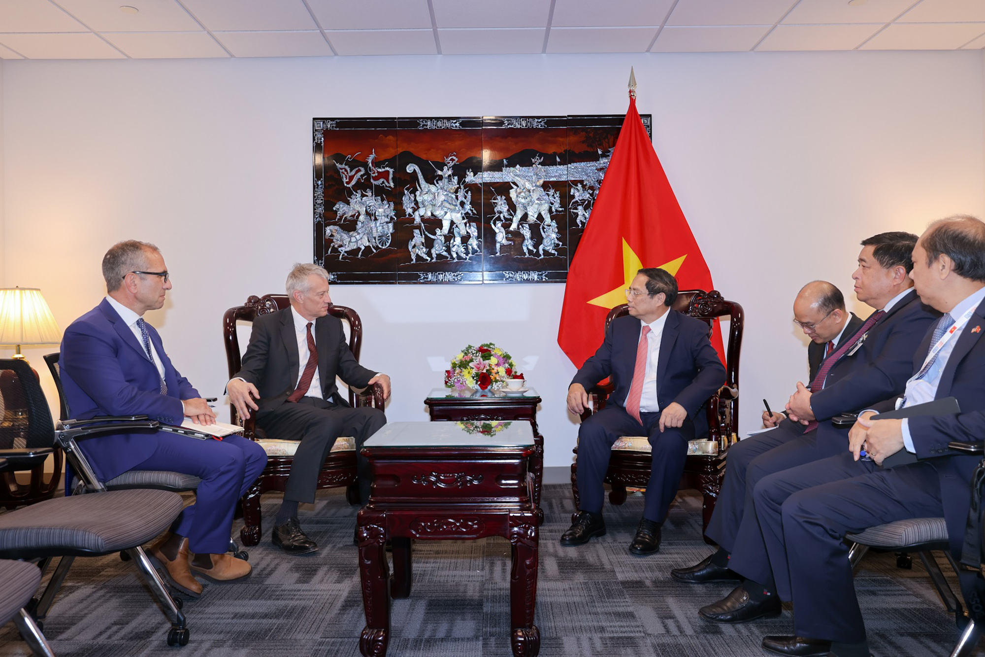 SpaceX muốn cung cấp internet vệ tinh, nhiều tập đoàn Mỹ khác cũng tính tăng đầu tư Việt Nam - Ảnh 3. Thủ tướng Phạm Minh Chính tiếp ông Hames Quincey, chủ tịch kiêm tổng giám đốc điều hành Coca-Cola - Ảnh: NHẬT BẮC