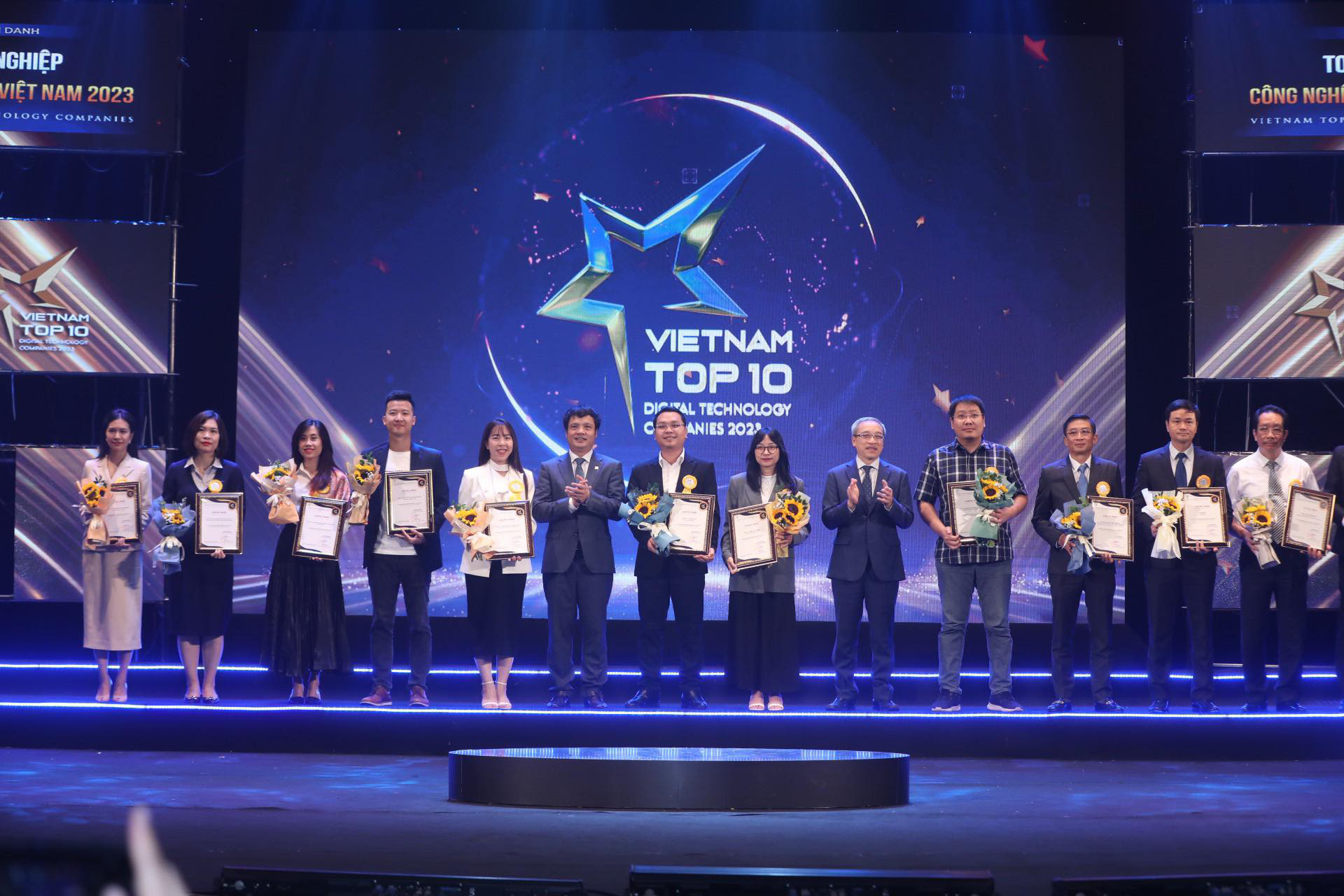 Công bố top10 doanh nghiệp công nghệ số Việt Nam 2023 - Ảnh 1. Theo ông Nguyễn Văn Khoa - chủ tịch VINASA - Top 10 Doanh nghiệp Công nghệ số Việt Nam 2023 chứng kiến rất nhiều câu chuyện truyền cảm hứng về chuyển đổi số - Ảnh: S.HÀ