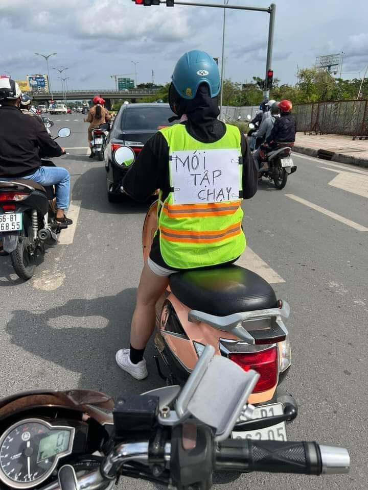 Ảnh vui 22-9: Sự thật bất ngờ ẩn sau chiếc xe buýt mục nát - Ảnh 5. Mọi người thông cảm, lái mới!