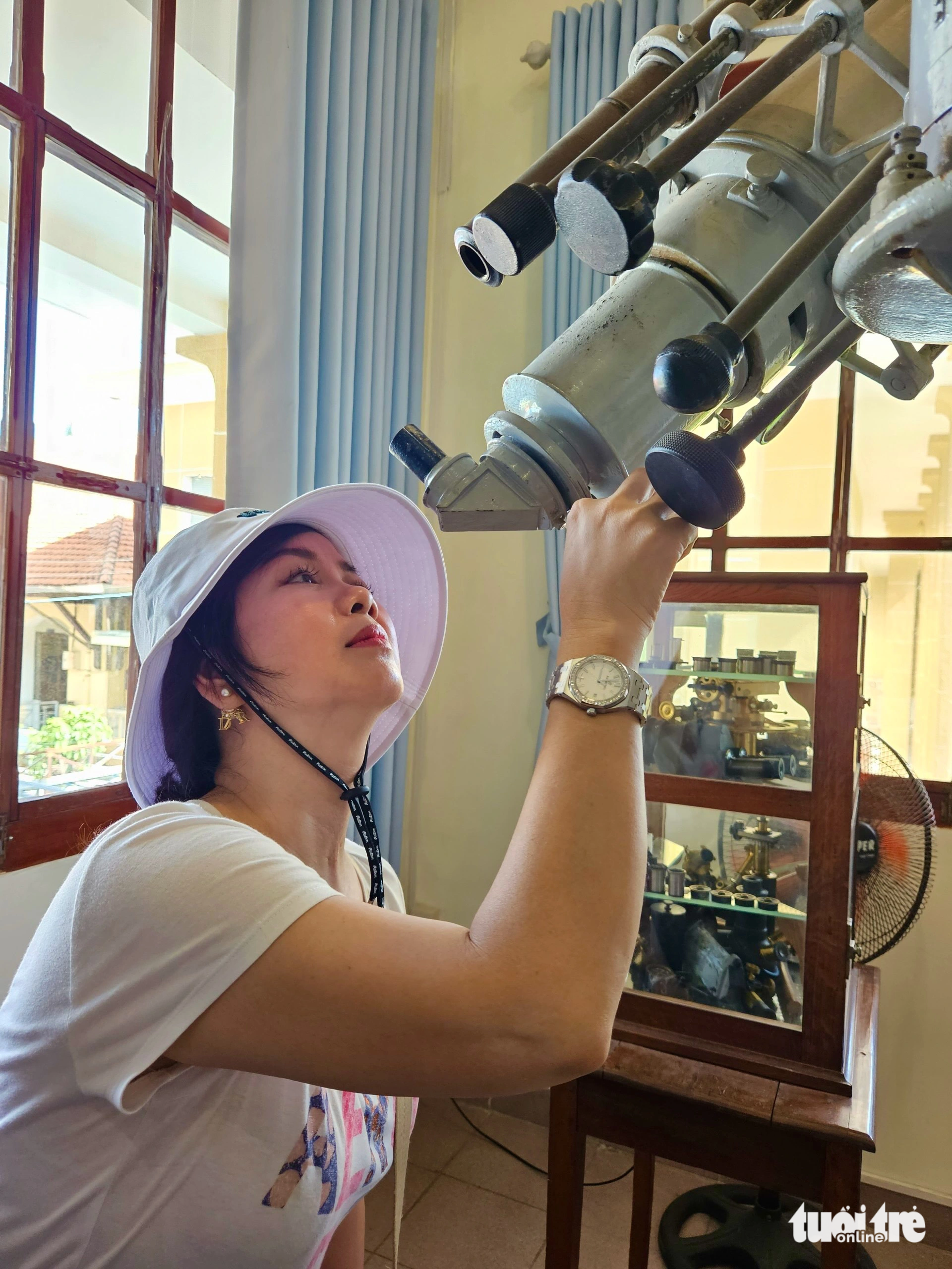 Chị Hồng Liên khám phá một chiếc kính viễn vọng 