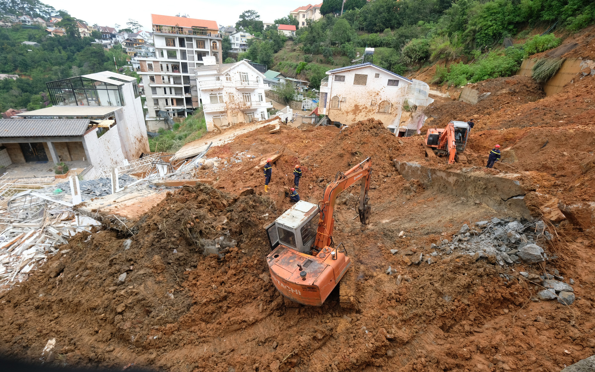 Đà Lạt giám sát chặt 60 công trình có nguy cơ sạt trượt trong mùa mưa- Ảnh 3. Sạt lở đất, ngập lụt Đà Lạt: Ngoài thiên tai có lỗi quản lý