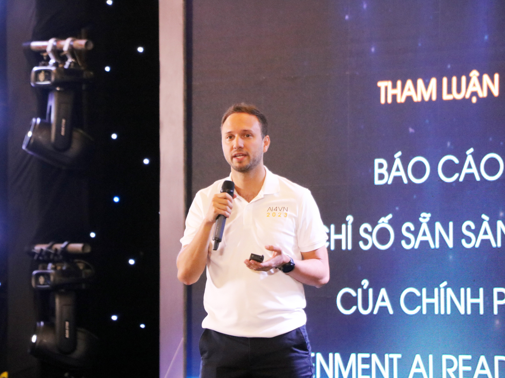 Việt Nam đứng thứ 55 trên bảng xếp hạng trí tuệ nhân tạo toàn cầu - Ảnh 1. Chuyên gia Pablo Fuentes Nettel phân tích về các chỉ số trí tuệ nhân tạo của Việt Nam - Ảnh: TRỌNG NHÂN