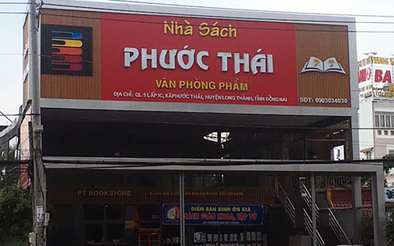 Truy bắt nghi can khống chế chủ nhà sách cướp tiền