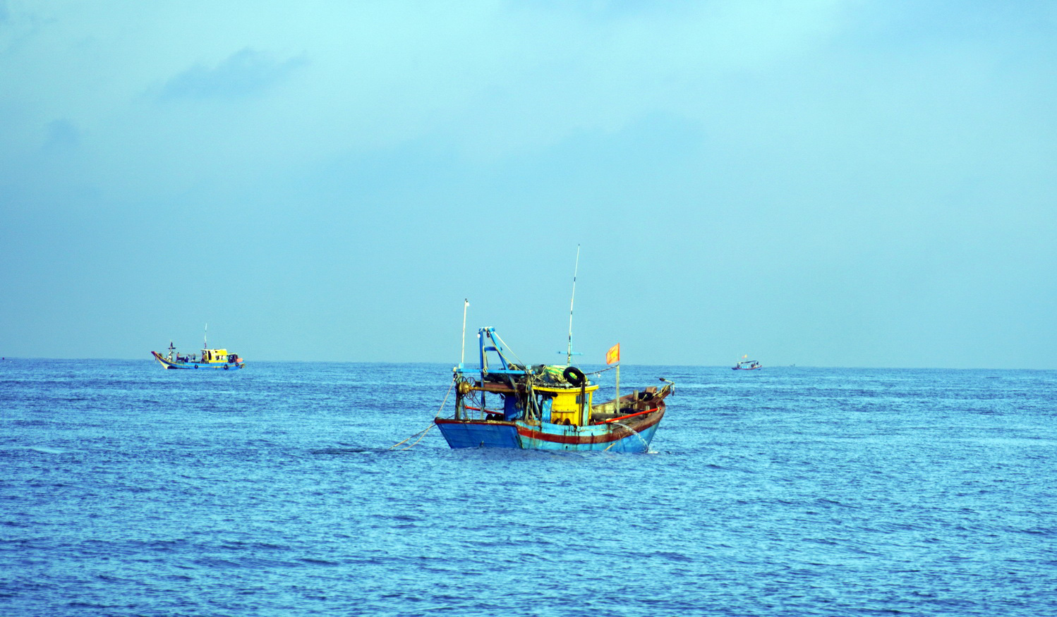 Tàu cá nhỏ đánh bắt cá gần bờ ở biển Vũng Tàu - Ảnh: ĐÔNG HÀ 