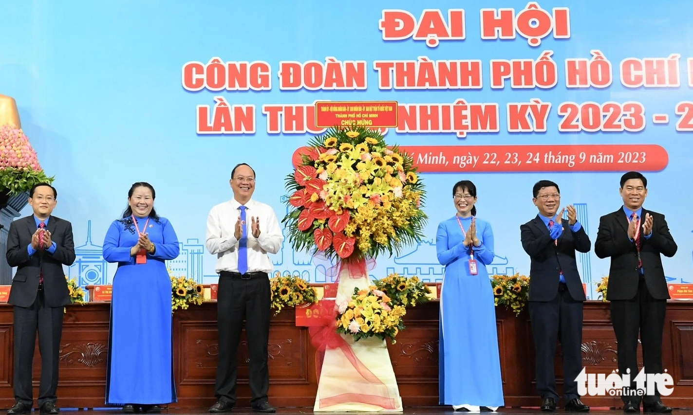 Ông Nguyễn Hồ Hải - phó bí thư Thành ủy TP.HCM (thứ ba, từ trái qua) tặng hoa chúc mừng đại hội - Ảnh: VŨ THỦY