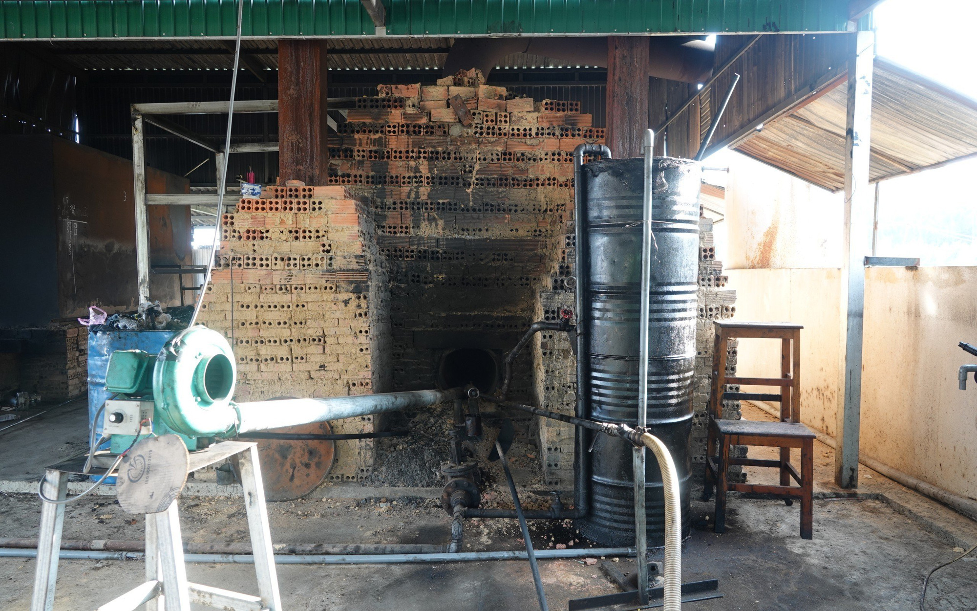 Phát hiện xưởng tái chế dầu nhớt lậu trong rừng tràm ở Bình Thuận- Ảnh 2. Phát hiện cơ sở tái chế quy mô lớn
