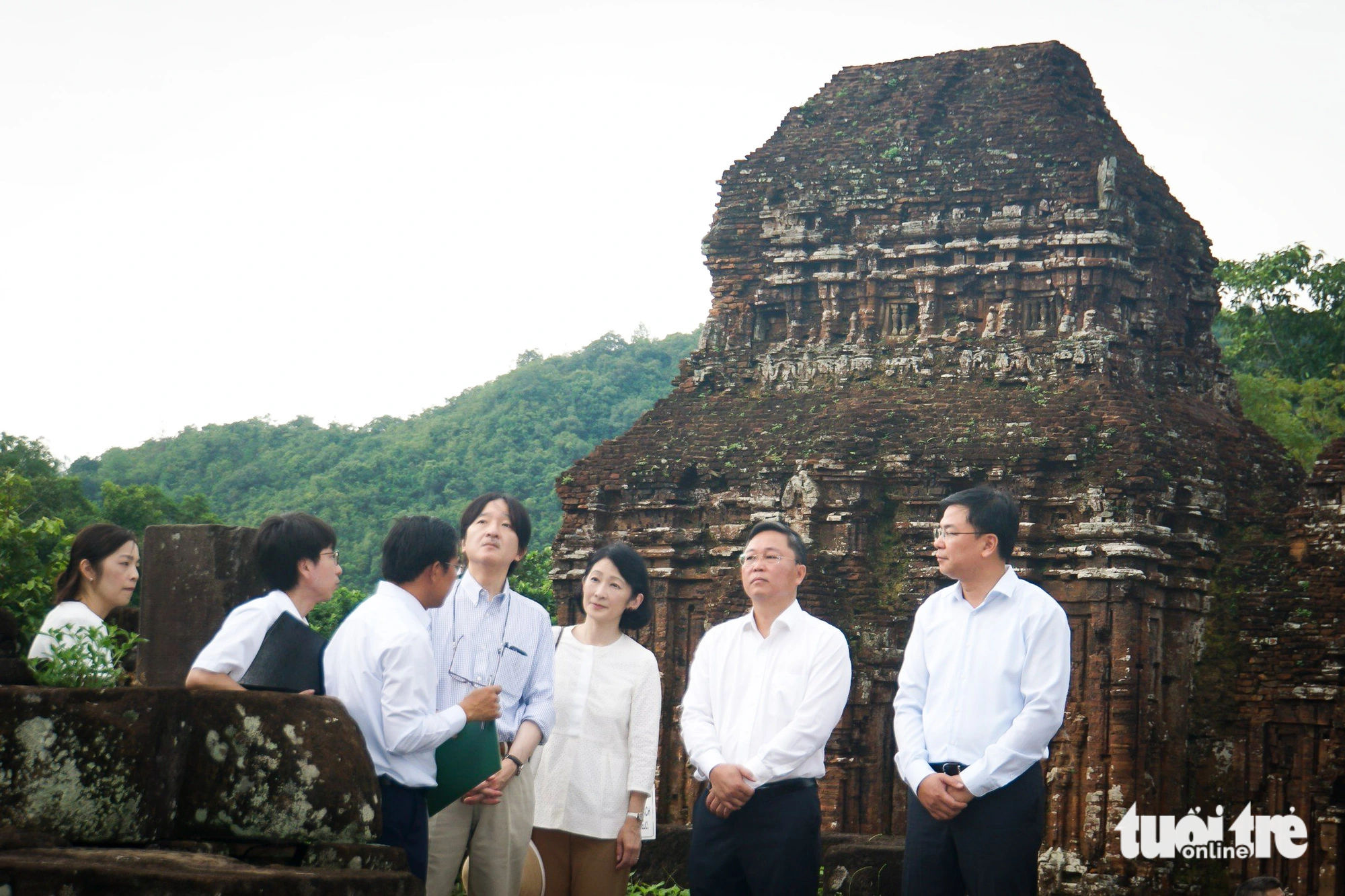 Hoàng thái tử Akishino và Công nương Kiko nghe thuyết minh về khu đền tháp Mỹ Sơn tại tỉnh Quảng Nam ngày 24-9 - Ảnh: HOÀNG THỌ