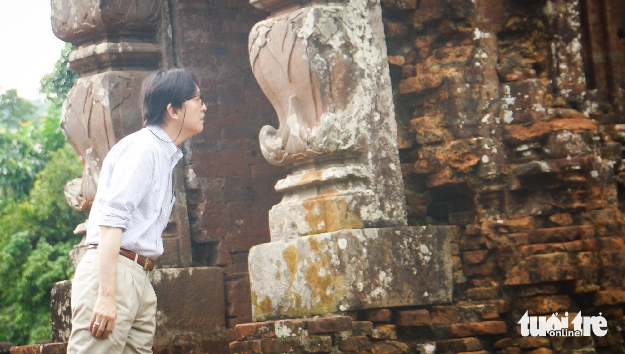 Hoàng thái tử Akishino quan sát kỹ lưỡng các cấu trúc của khu đền tháp - Ảnh: HOÀNG THỌ