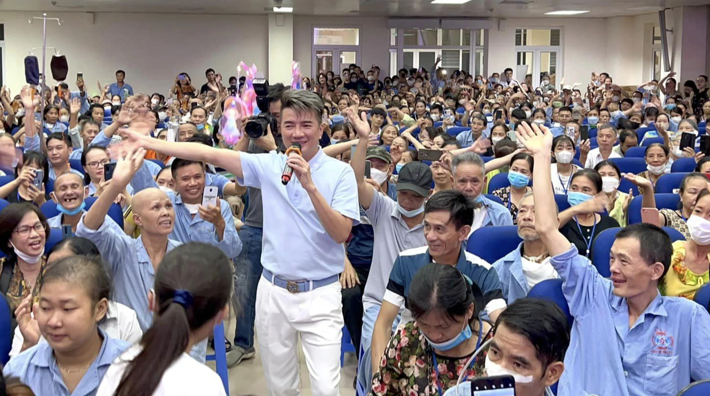 特別な観客の愛の腕に抱かれるダム・ヴィン・フン - 写真: Facebook ダム・ヴィン・フン