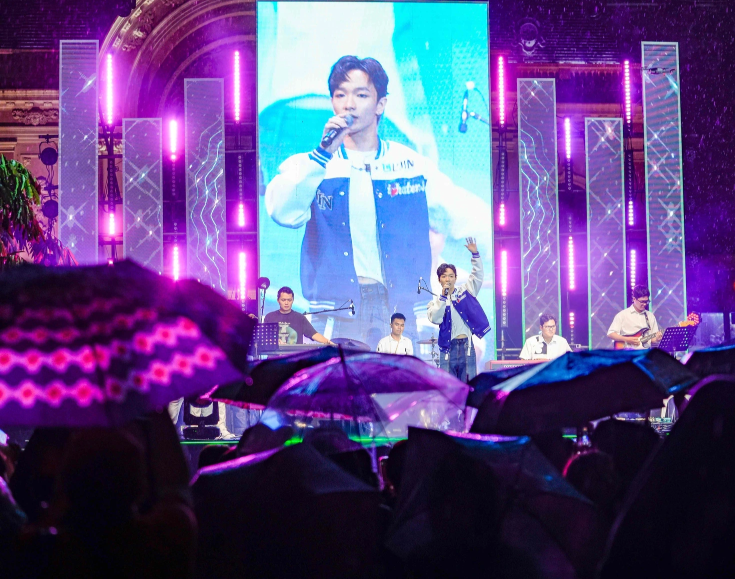 聴衆は雨の中立ってホアン・ズンの歌声を聴いた - 写真: BTC