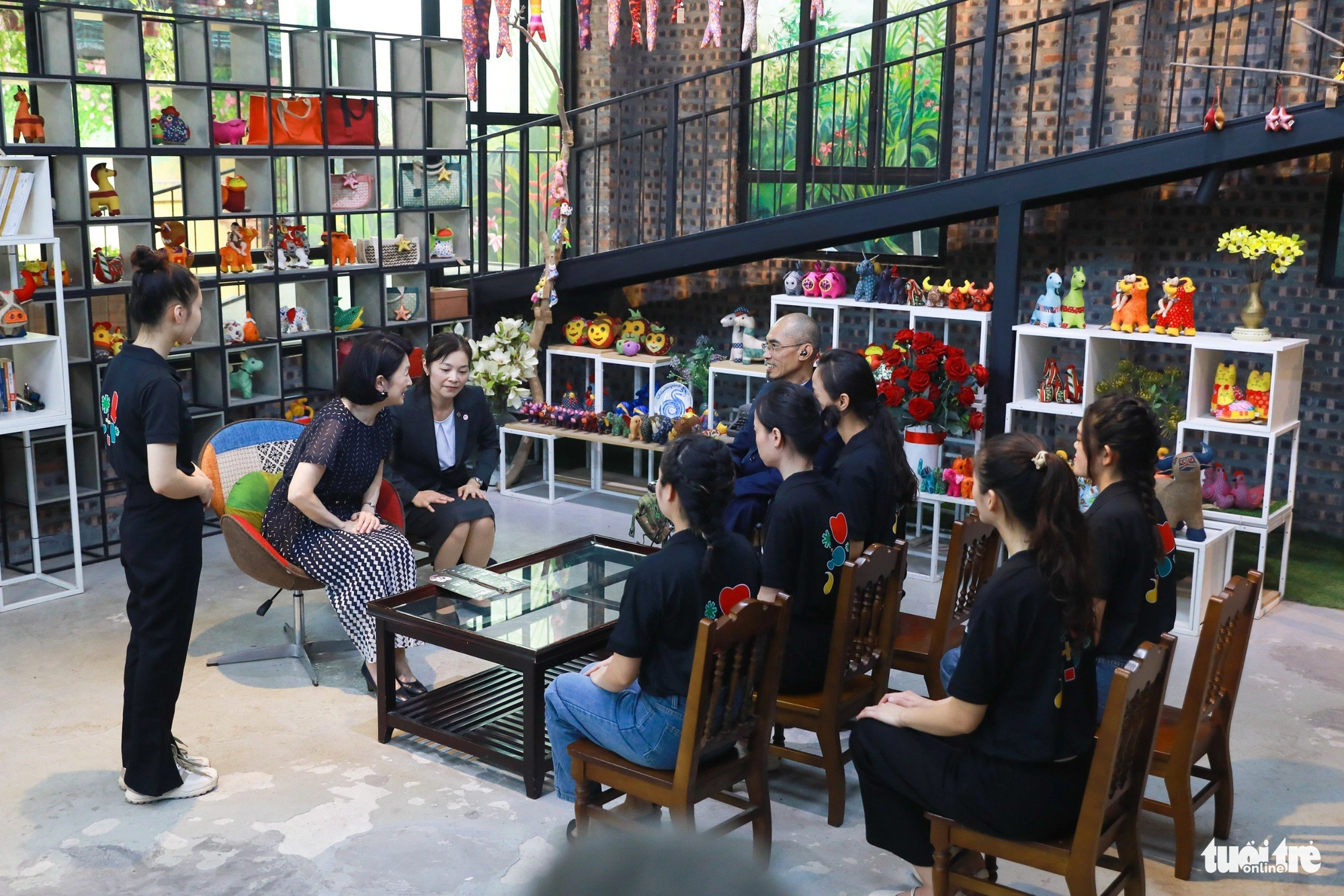 障害のあるベトナム人を訪問した日本の王女秘話 - 写真 2。 プリンセスチェアでさえ、探しているキム・ベトにとっては「頭痛」を引き起こします。 椅子は、聴覚障害を持つ若者のための木製の椅子と比べて、異なるものであると同時に近くにあり、快適でありながら高すぎないものである必要があります。 その後、金襴生地のカバーが付いた回転椅子を見つけ、「キム・ベトはベトナムを思う王女の真の支えです」という意味を込めて追加の背もたれクッションを用意した。 彼らは、王女がこの椅子に座るのが好きだったと言いました。なぜなら、彼女はあらゆる立場の人々と緊密かつ親密に話すことができるからです - 写真: DANH KHANG