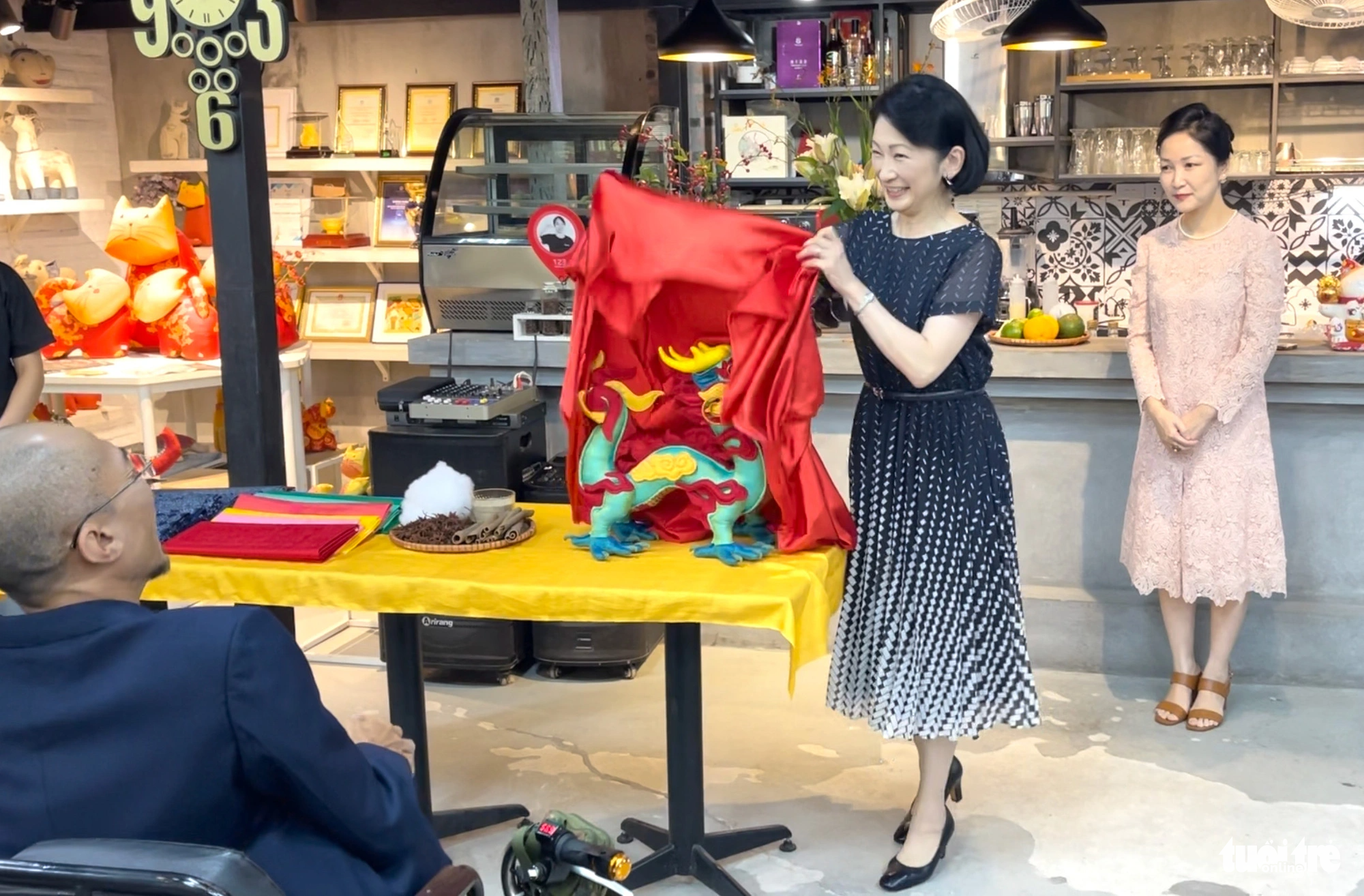 障害のあるベトナム人を訪問した日本の王女秘話 - 写真 3。 ドラゴンのぬいぐるみはサイズが大きく、細部に至るまで完全に手作りされています。 原材料はモン族とタイ族の錦織物、ヴァンフック、イェンサーのシルク、クアンビンの砂など、ベトナムの多くの地域から選ばれ、香料はイェンバイシナモン、アニスランソンから採取されます - 写真:ダン・カン