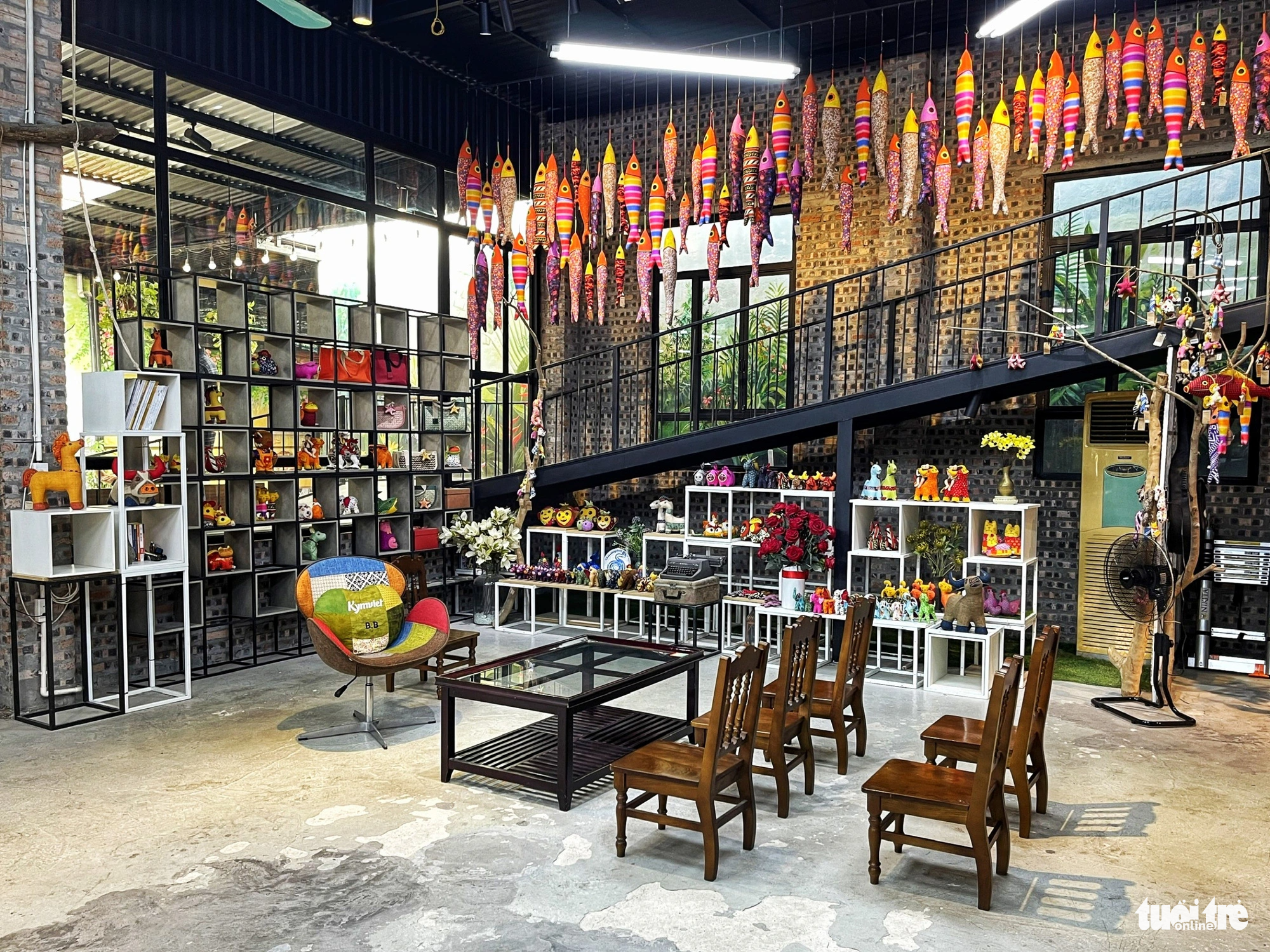 障害のあるベトナム人を訪問した日本の王女秘話 - 写真 4。 Kym Viet のスペース全体に飾られたイワシの剥製 - 写真: DANH KHANG