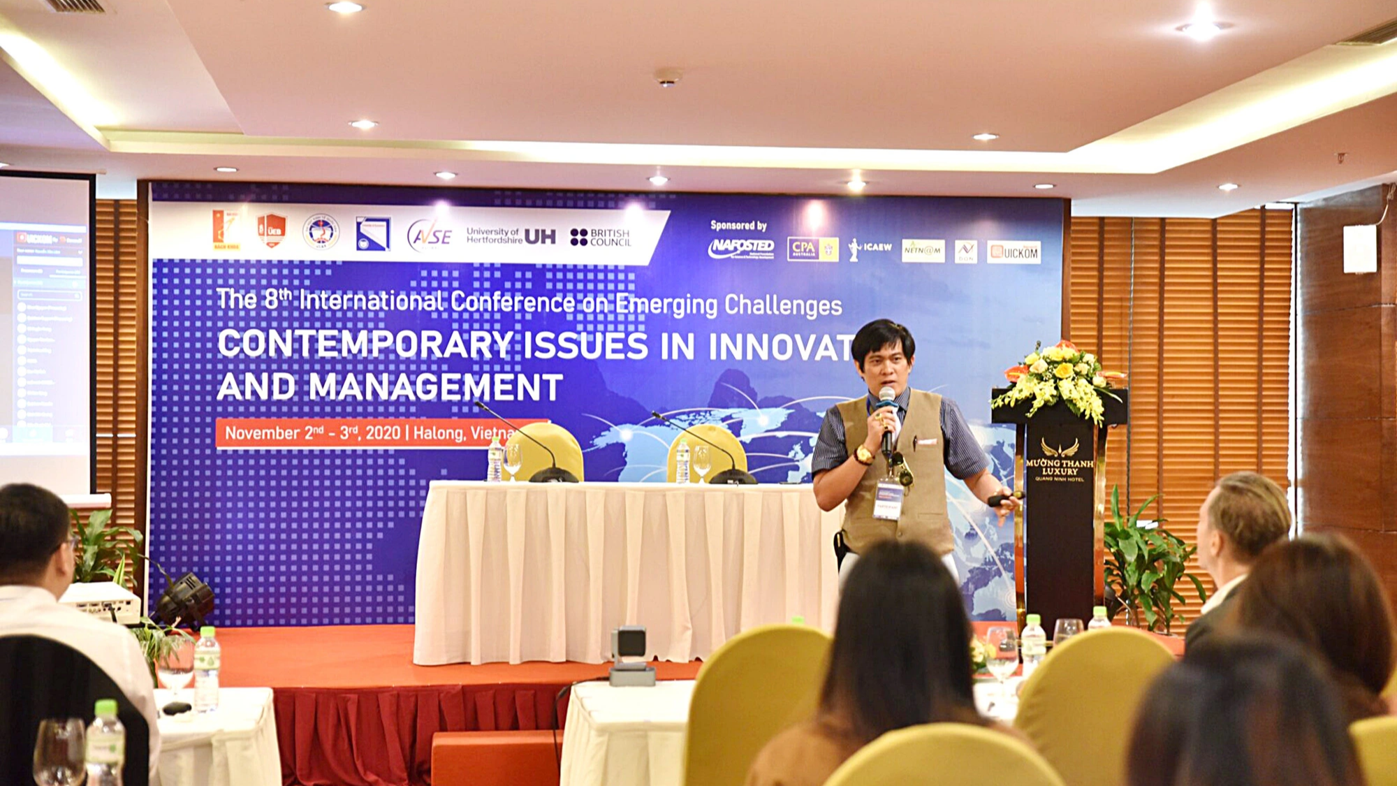 ディン・トラン・ゴック・フイは、彼の個人ページに、国際出版物での業績や科学会議への参加を紹介する多くの写真を投稿しました - 写真はディン・トラン・ゴック・フイの個人ページから抜粋