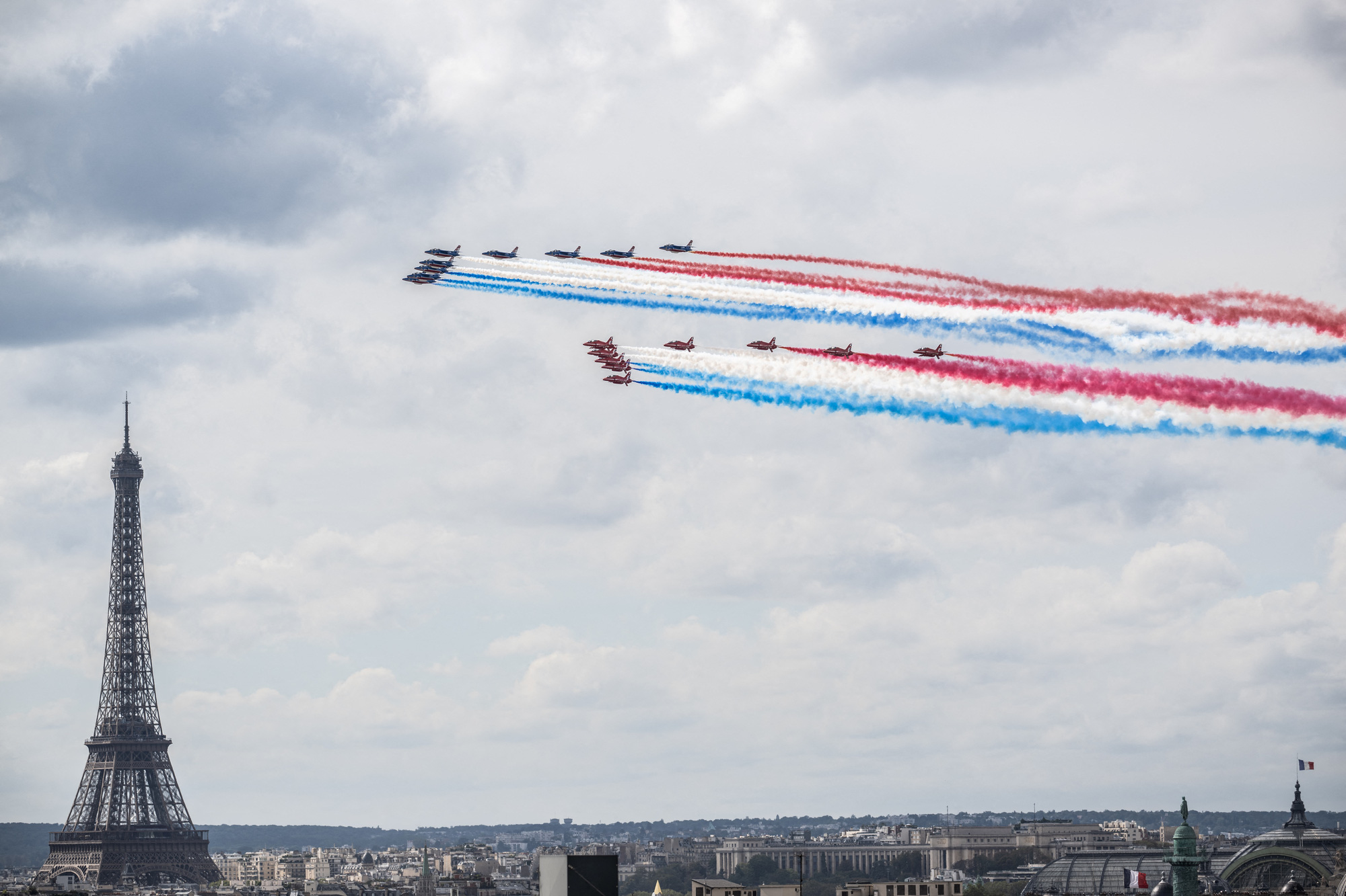 2023年9月20日、フランス国王チャールズ3世の国賓訪問初日に行われた英国国王チャールズ3世の歓迎式典で、パリのエッフェル塔上空を飛行するフランス空軍と英国王立空軍 - 写真:AFP 2023年9月20日、フランス国王チャールズ3世の国賓訪問初日に行われた英国国王チャールズ3世の歓迎式典で、パリのエッフェル塔上空を飛行するフランス空軍と英国王立空軍 - 写真:AFP