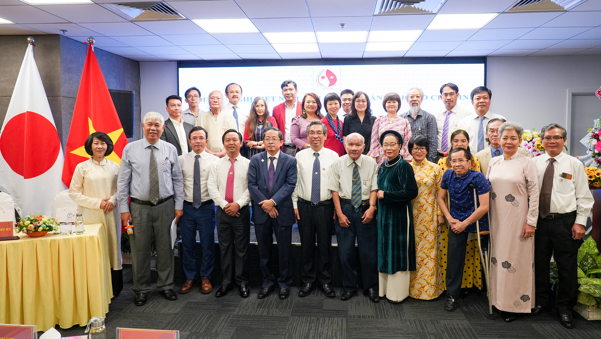 グエン・フック・ロク氏はホーチミン市の日越友好協会の会長を続けている=写真1。 日越国交樹立50周年の厳粛な祝賀に際し、ホーチミン市で開催された日越友好協会総会(1973年9月21日~2023年9月21日) )をテーマに