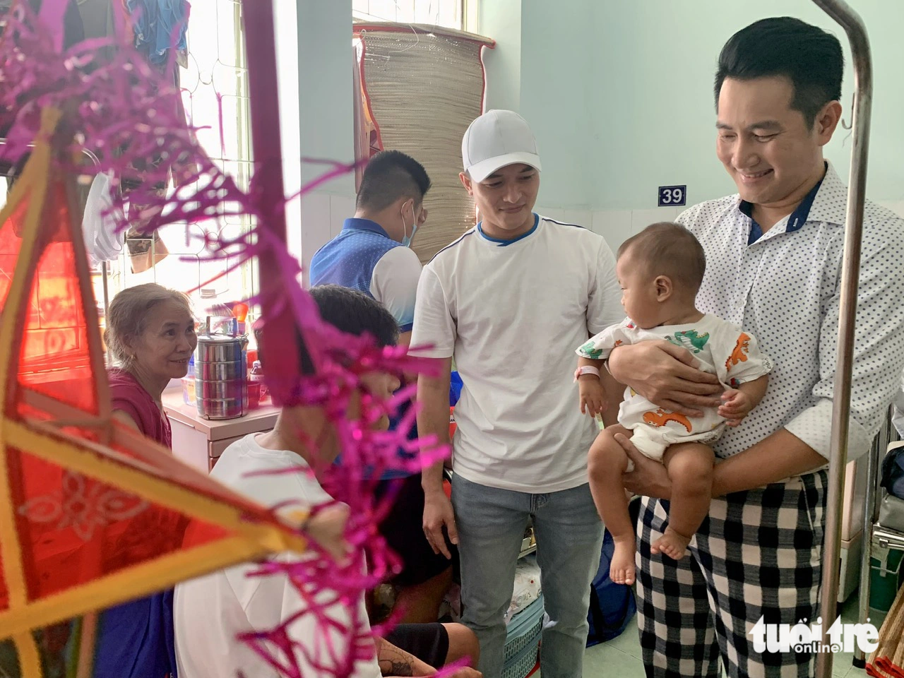 Nguyễn Phi Hùng và Lê Minh Thành thăm bệnh nhi tại Bệnh viện Nhi đồng 2 - Ảnh: HOÀI PHƯƠNG