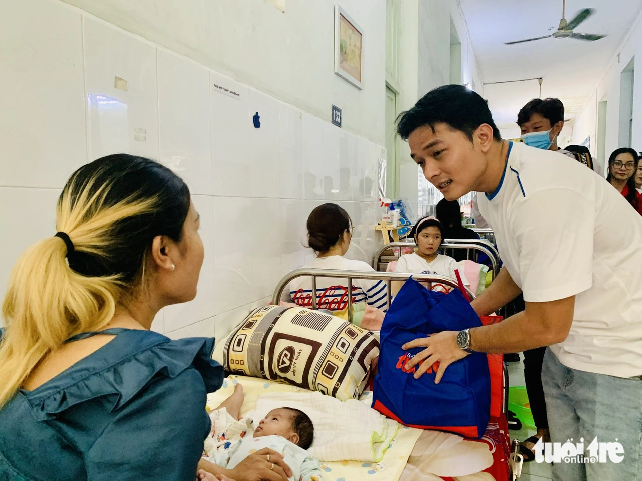 Lê Minh Thành "Chúc cho các em mau hết bệnh” - Ảnh: HOÀI PHƯƠNG