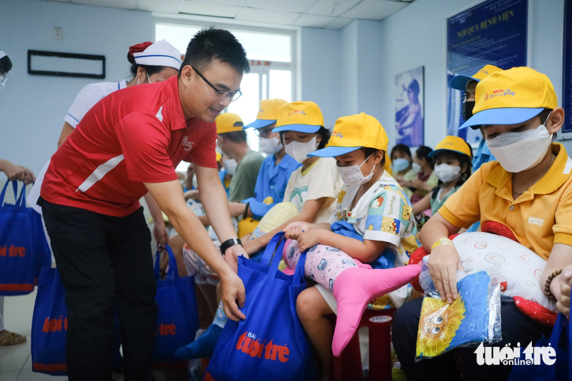 Representatives of Tuoi Tre newspaper giving gifts to child cancer patients at Da Nang Oncology Hospital - Photo: DOAN NHAN