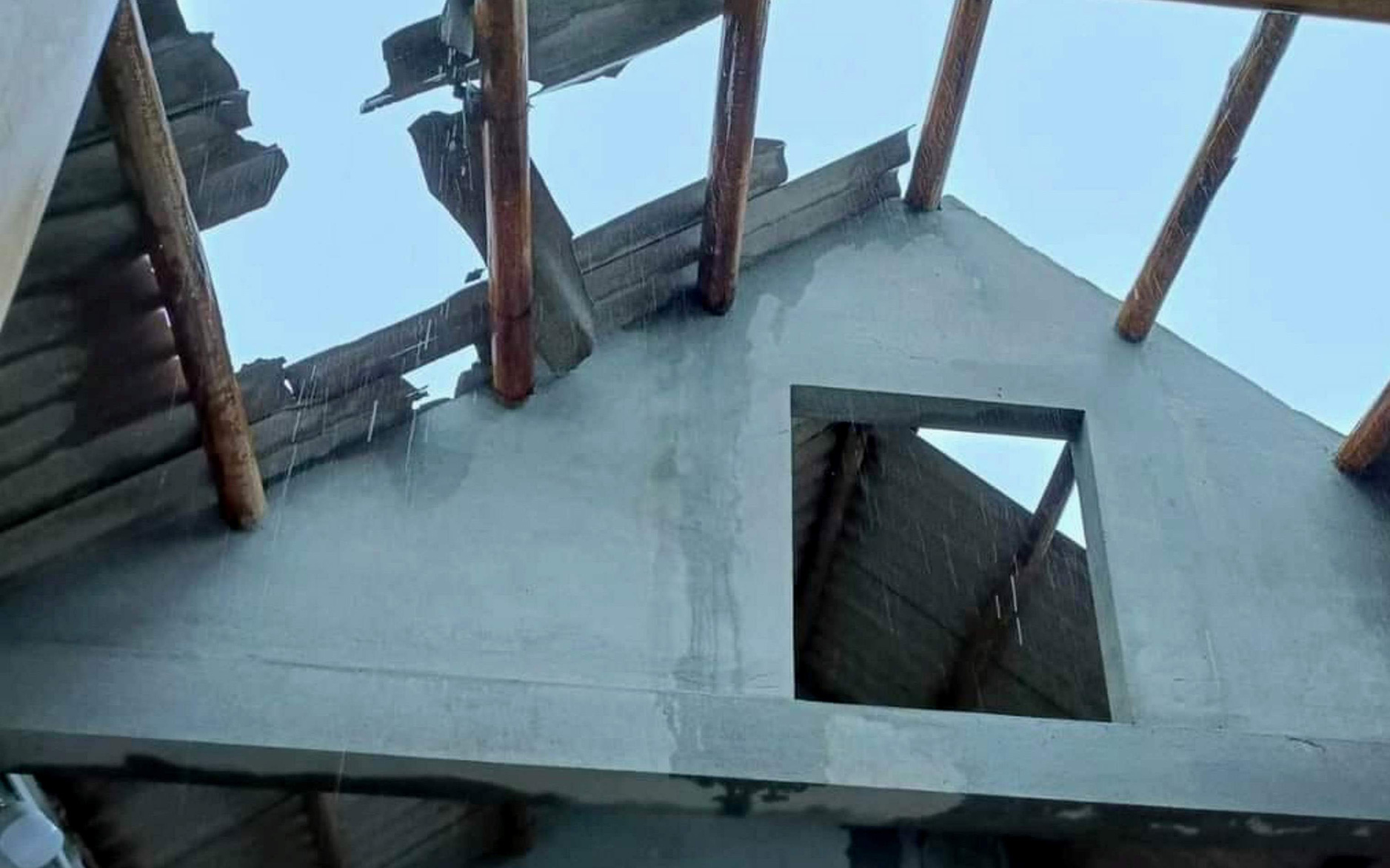 Xảy ra mưa đá và lốc xoáy nhiều nơi ở Nghệ An- Ảnh 4. Lốc xoáy ập đến giữa trưa, giật tung mái 67 ngôi nhà