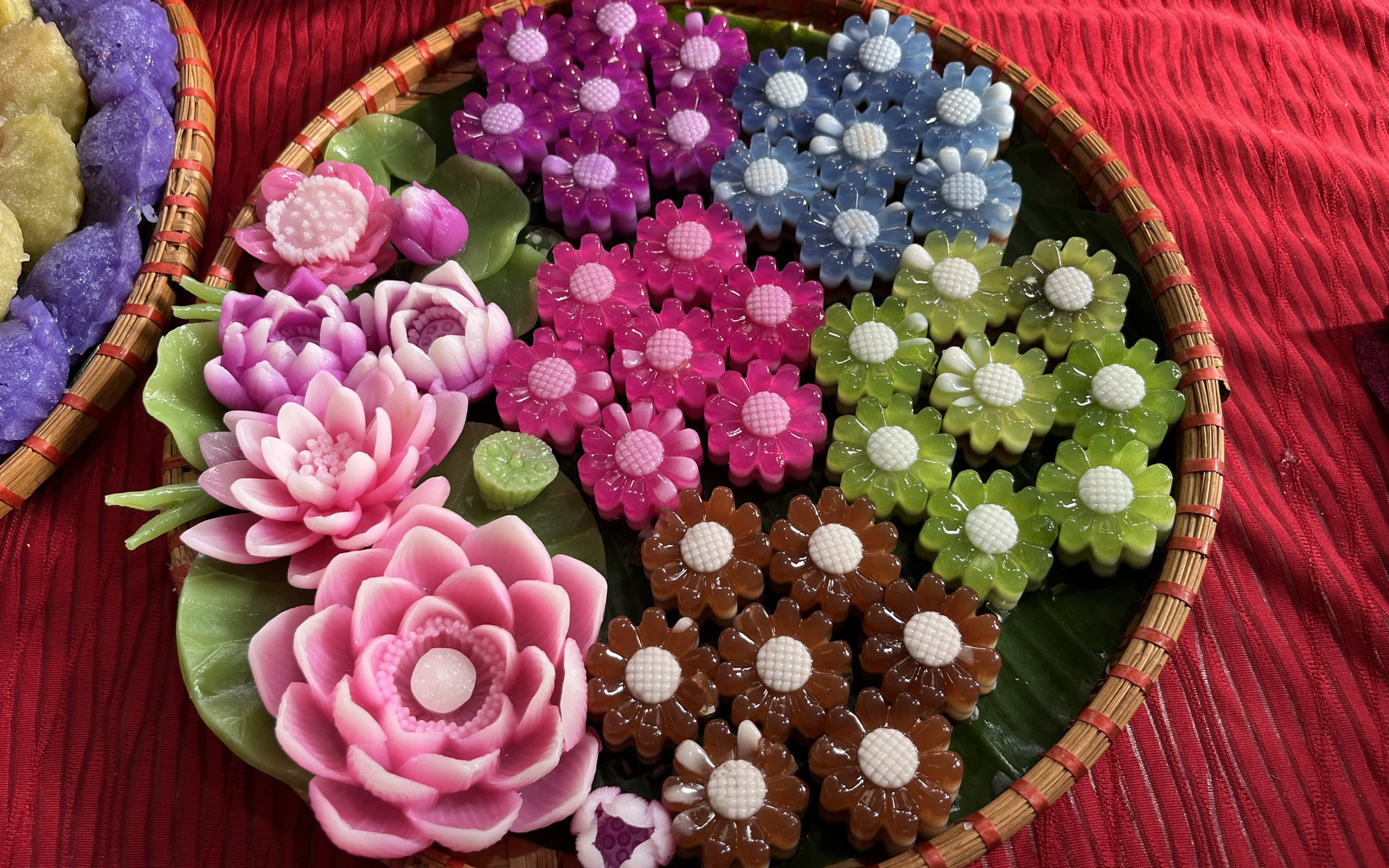 Cần Thơ làm bánh xèo 3 mét đãi khách miễn phí tại Lễ hội bánh dân gian Nam Bộ- Ảnh 2. Bánh dân gian trang trí bắt mắt, hút khách du lịch về Cần Thơ