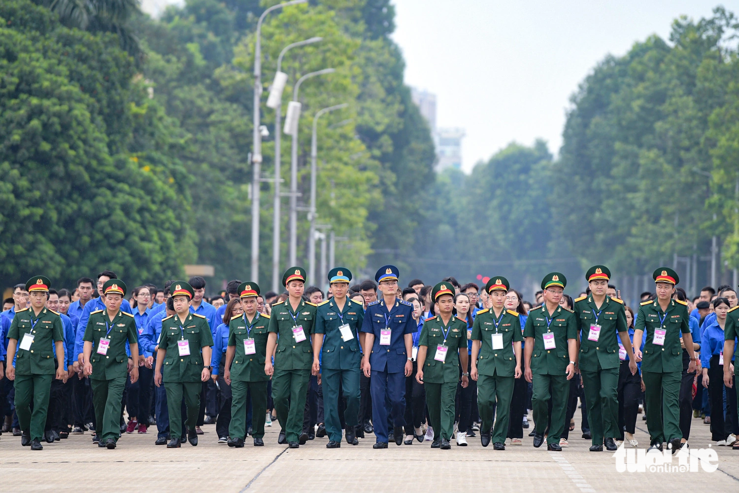 Sáng nay, 420 đại biểu nhận huy hiệu Thanh niên tiên tiến làm theo lời Bác đã làm lễ báo công và vào lăng viếng Bác